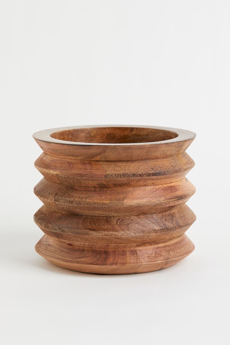 Mango wood plant pot in an exciting design. Diameter at the top 16 cm. Height 17 cm. | H&M (US + CA)