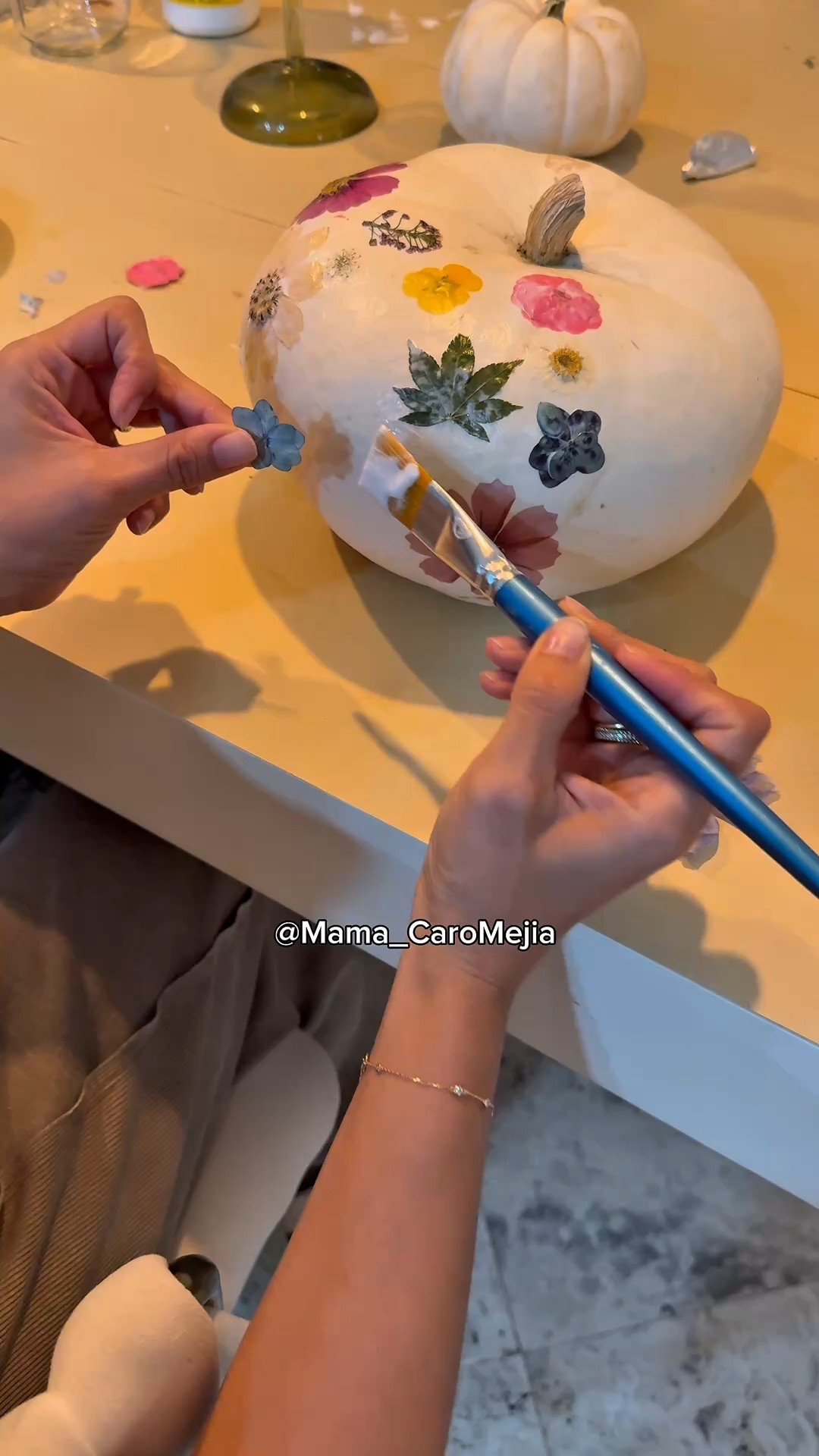 Idea para hacer con amigas o en familia con flores secas! 

#LTKFamily #LTKSeasonal #LTKHome