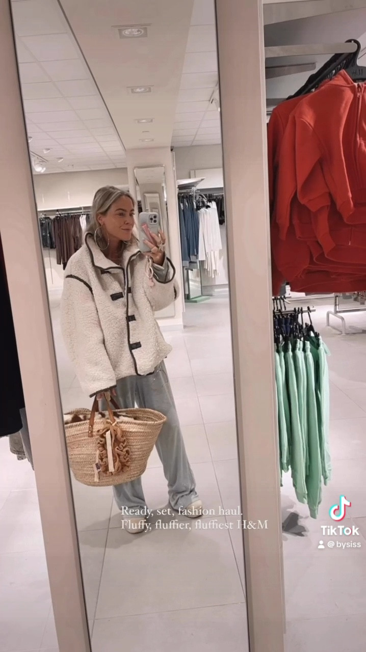 H&M new in autumn winter wear. A lot of fluffy faux fur coats, love the aviator coat and the teddy makeup bag. Happy shopping. 

#LTKBeauty #LTKSeasonal #LTKStyleTip