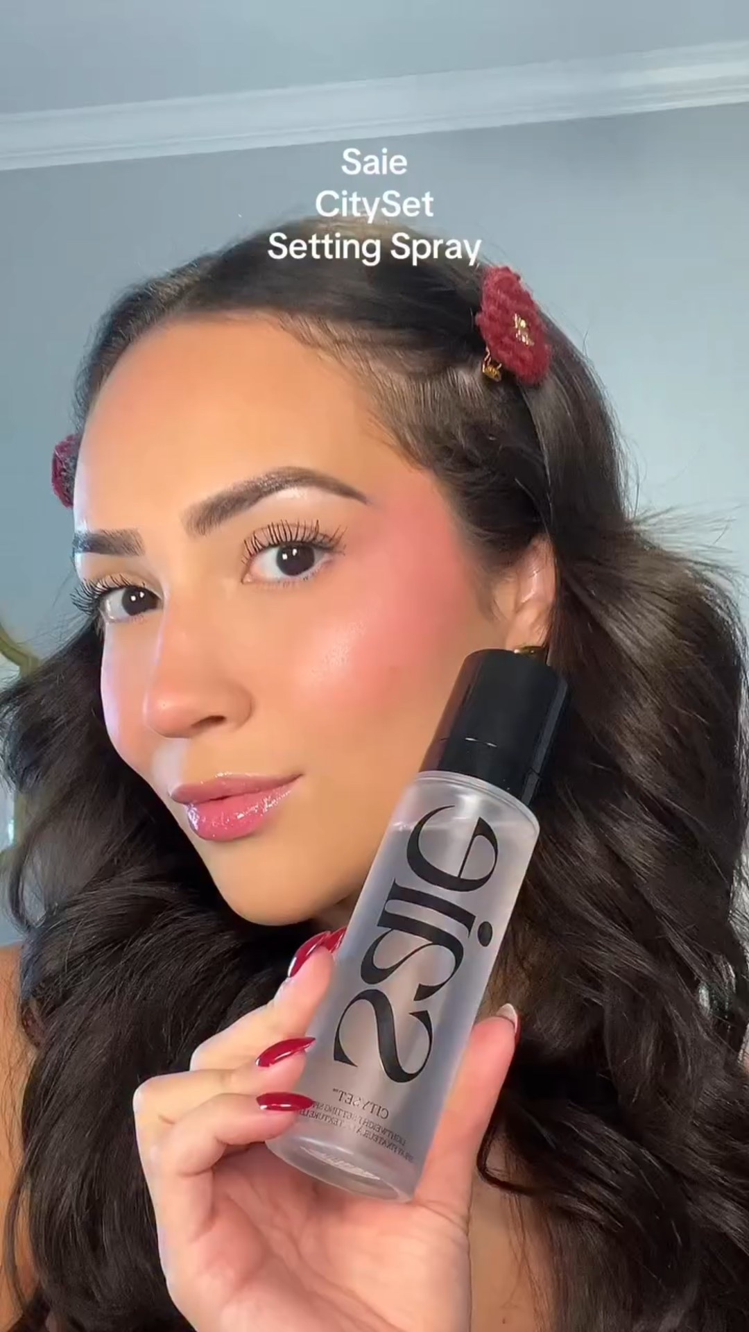 This is sooo lightweight I love that it feels like nothing on the skin while also keeping my makeup in place🫶🏻 @saiebeauty #makeup #makeuptutorial #saiebeauty #settingspray #makeupproducts