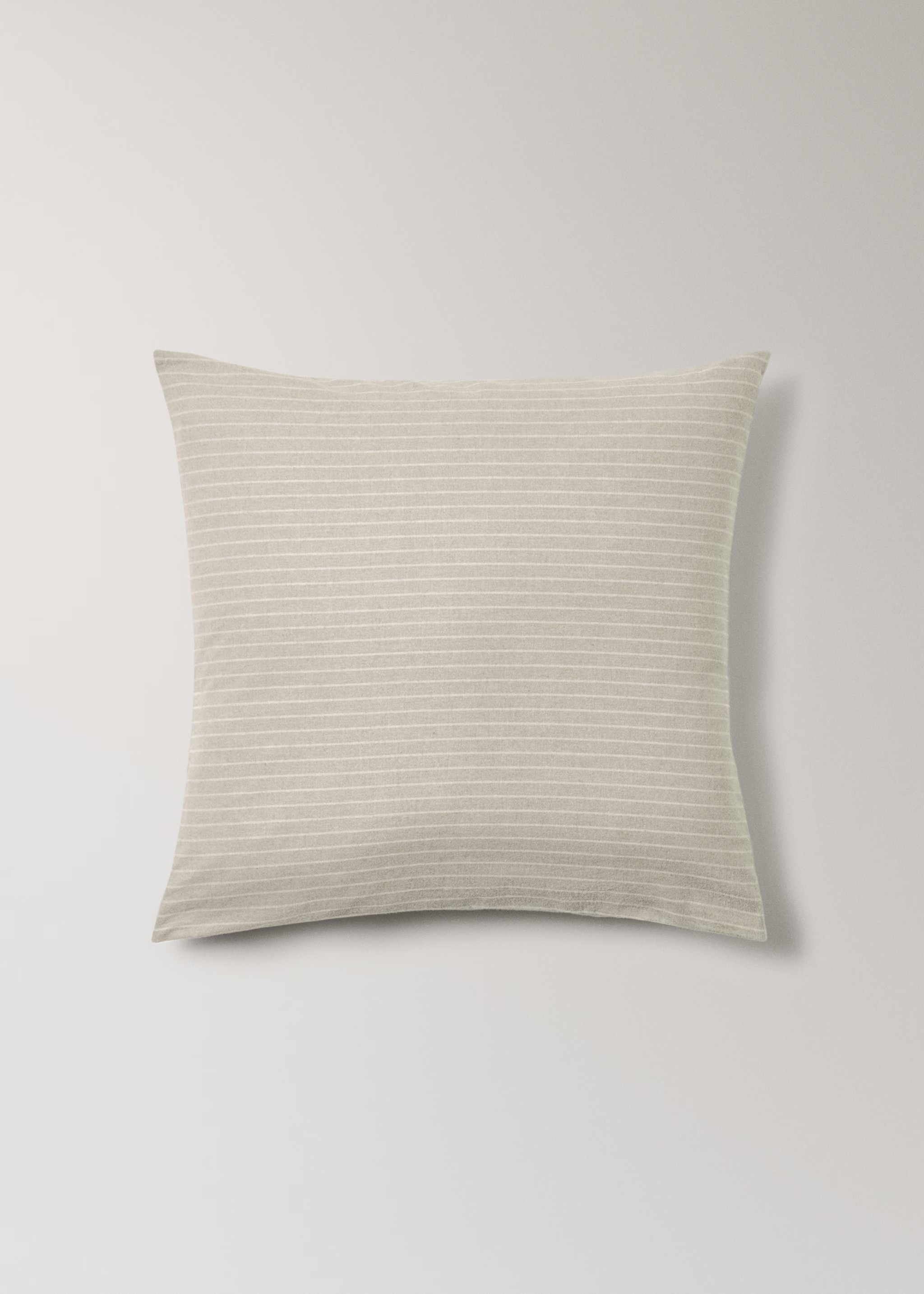 Taie d’oreiller en coton flanelle avec fils mélangés et fines rayures 50x75 cm - Home | MANG... | Mango EU