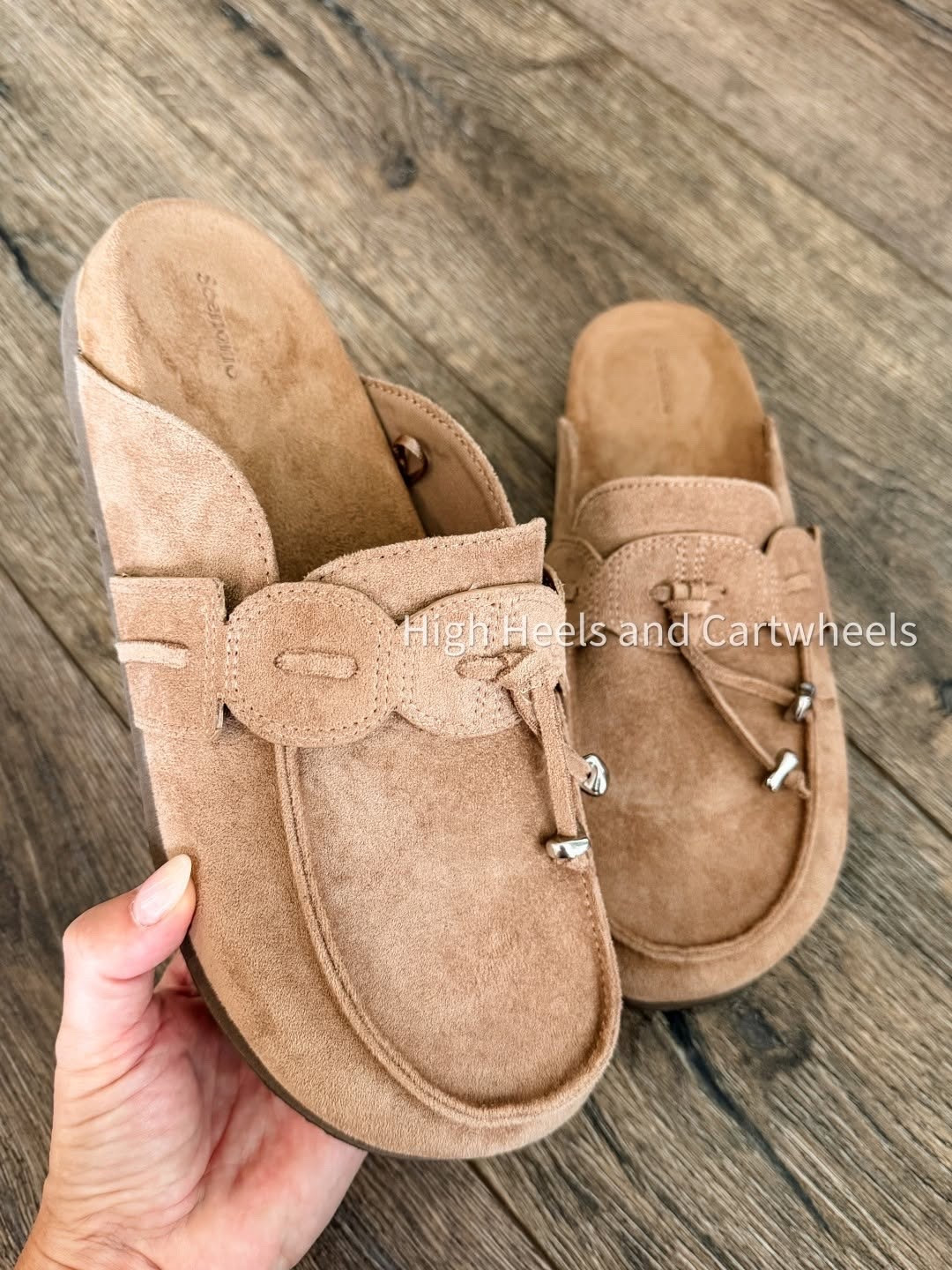 Clogs are IN and these cutie shoes will have you feeling like you're wearing slippers all day long!🙌 SO extremely comfortable and easy to style with your everyday outfits. 🚨HIGH SELL-OUT RISK🚨