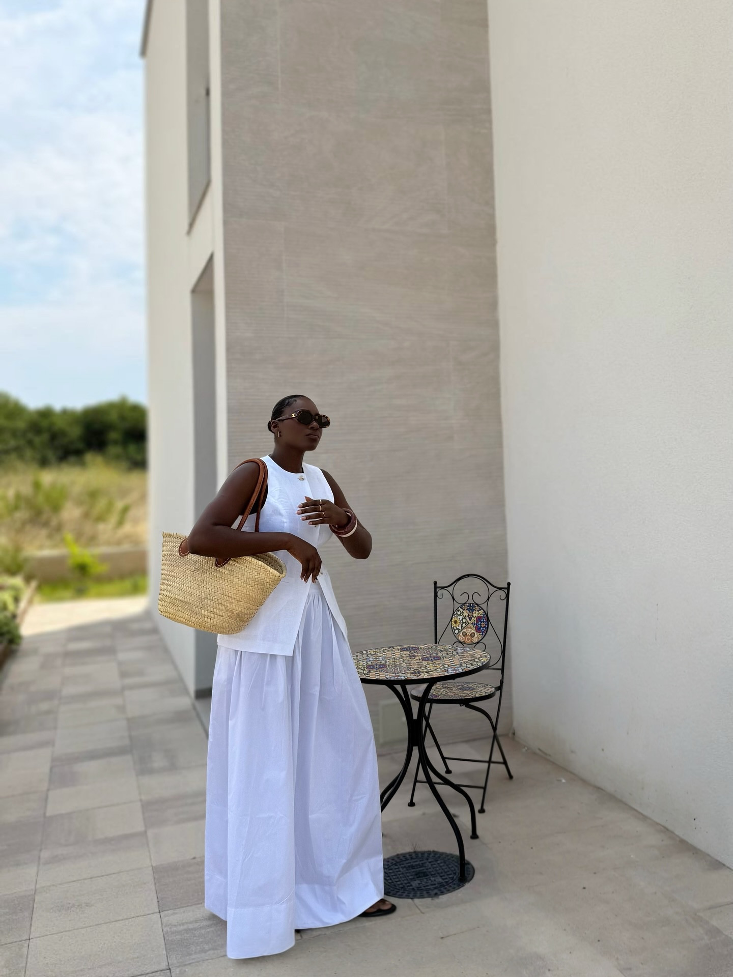 My summer uniform: white maxi skirt + basket bag. 🧺

Gilet @primark 
Maxi skirts @missguided 
Sandals @zara 
Sunnies @celine 

Song @ckay_yo 
How would you style a white maxi skirt?”

#maxiskirt #skirts #summeroutfitideas #minimalist #whiteoutfit #ａｅｓｔｈｅｔｉｃ #monochrome