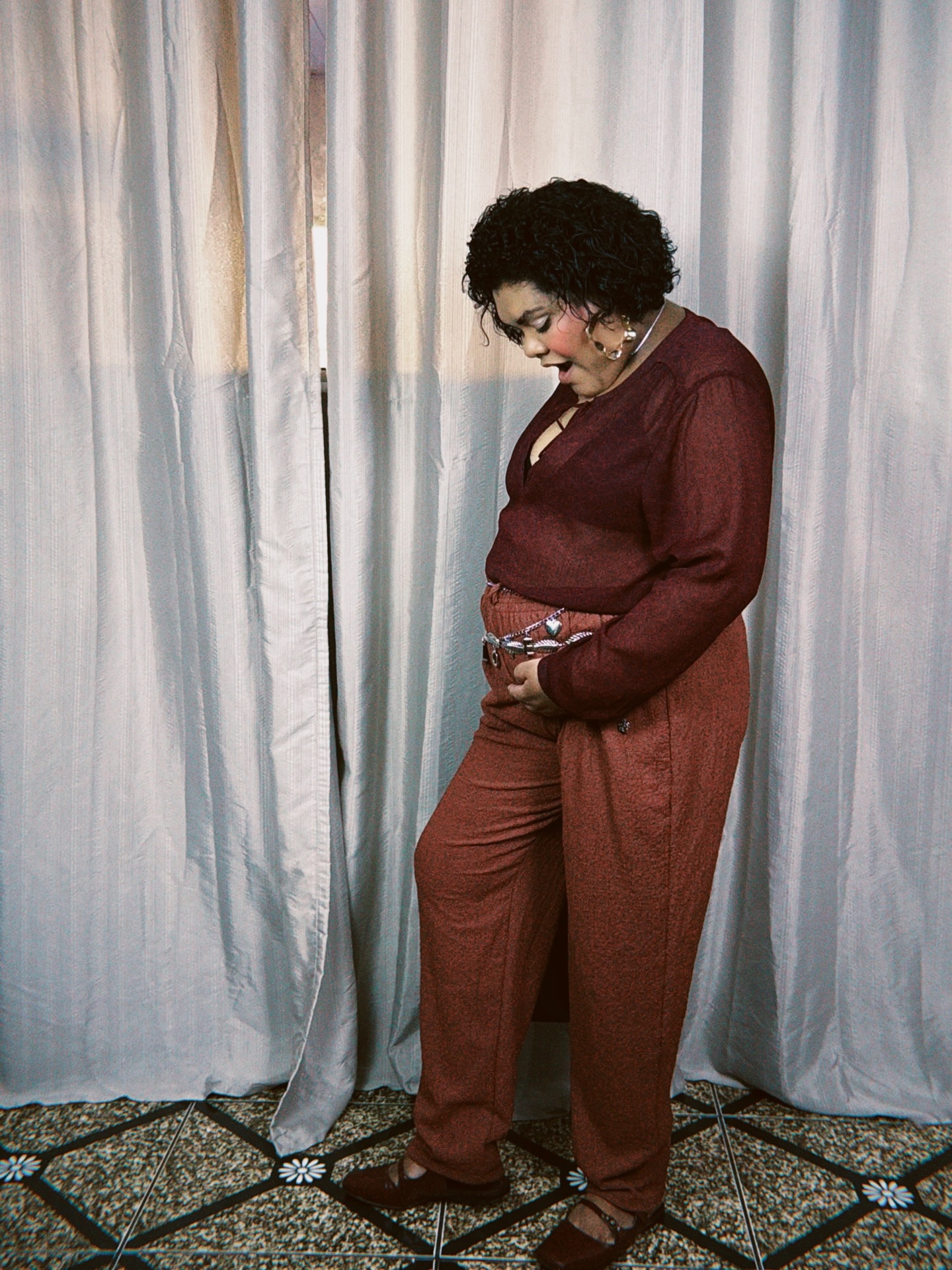 Diário de estilo grávida de 7 meses.

Eu amo repetir looks, aliás acho que é uma obrigação um bom look poder ser REPETIDO, não quis pensar muito no que usar e repeti alguns elementos que já tinha usado durante a semana, gostou do diário de look de hoje ?

Look:

Blusa de tule @gap 
Calça Brás 
Sapato @cea_brasil