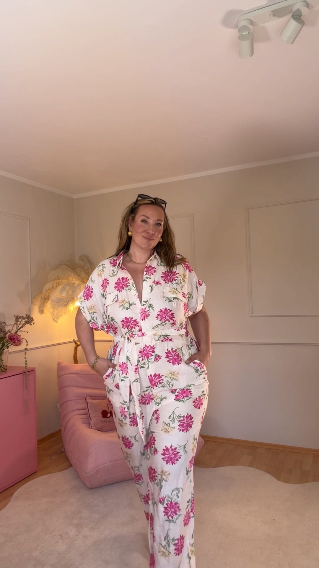 Mir wurde früher immer gesagt: „Dicke Frauen können keine Jumpsuits tragen.“ Also habe ich direkt drei bestellt, nur um das Gegenteil zu beweisen. 🤭
Spoiler: Wir dürfen alles tragen.
Nicht unser Körper ist das Problem, sondern diese veralteten Regeln.

#LTKdeutschland #LTKmidsize #LTKplussize