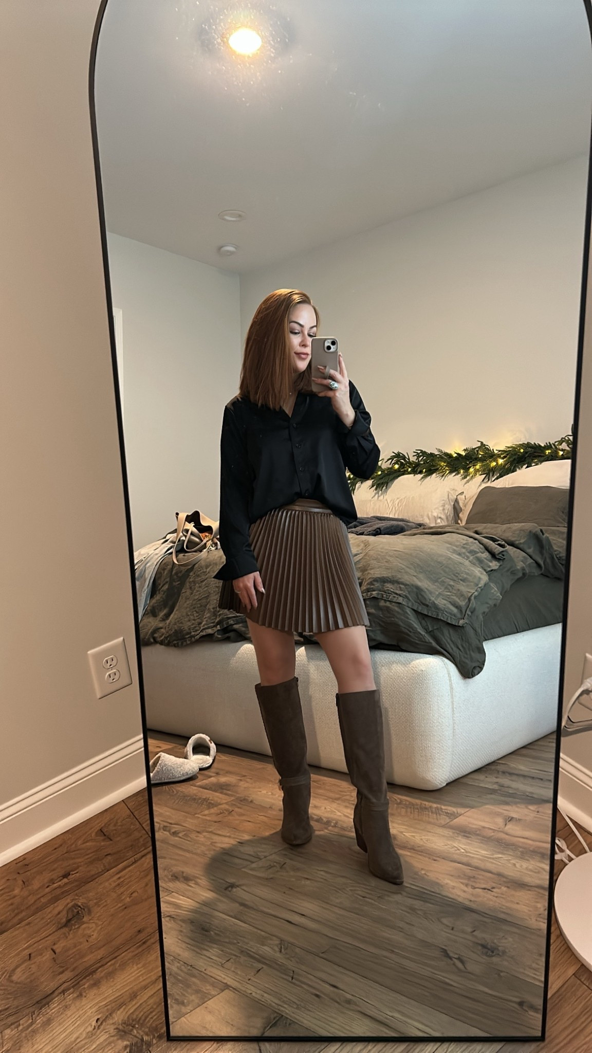 Cutie Christmas fit❤️
Wearing size small in top 
Wedding size medium in skirt 