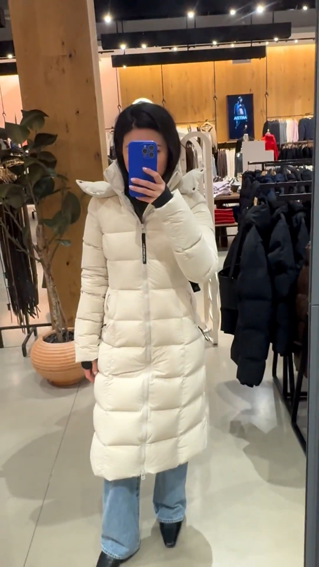 The supersnug long in matte pearl. Wearing XXS. FYI - fits much tighter than the super puff! I wear an XXS in the super puff but would probably size up to an XS in the snug. 

Superpuff, winter coat, aritzia, super snug, long coat, winter puffer, puff jacket, puffer coat, white puffer, aritzia try on, denim forum, jeans #wintercoat #puffercoat #superpuff #pufferjacket #warmcoat #snowgear #winter 

#LTKwinter #LTKgiftguide #LTKjeans