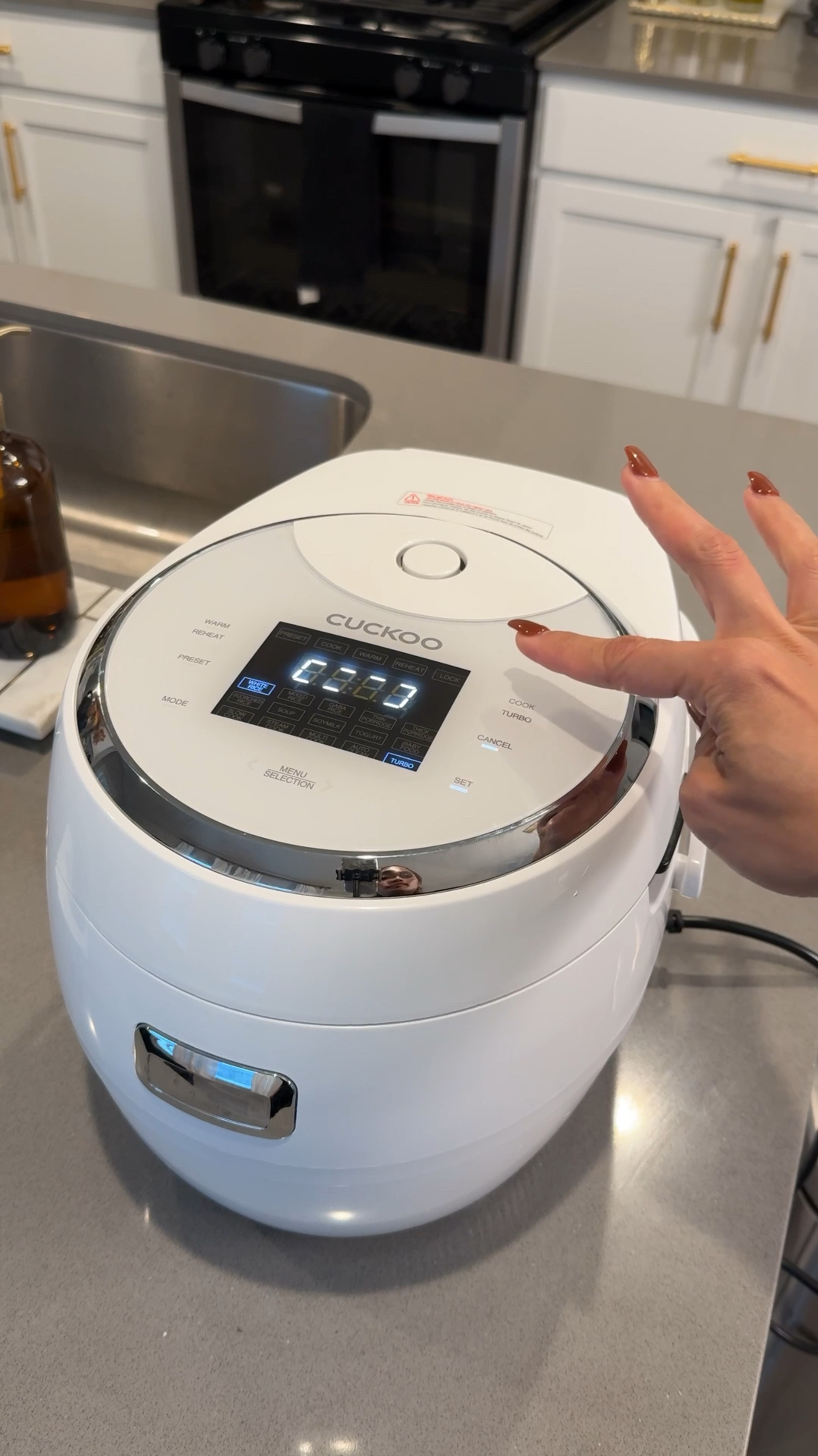 Dinner tonight: Garlic chimichurri steak bites! I set aside some steak for the kids without the chimichurri sauce since it’s a bit spicy. Served with rice, homemade garlic bread (I used the bread I baked the other day), and a creamy Caesar salad. 🍽️ 