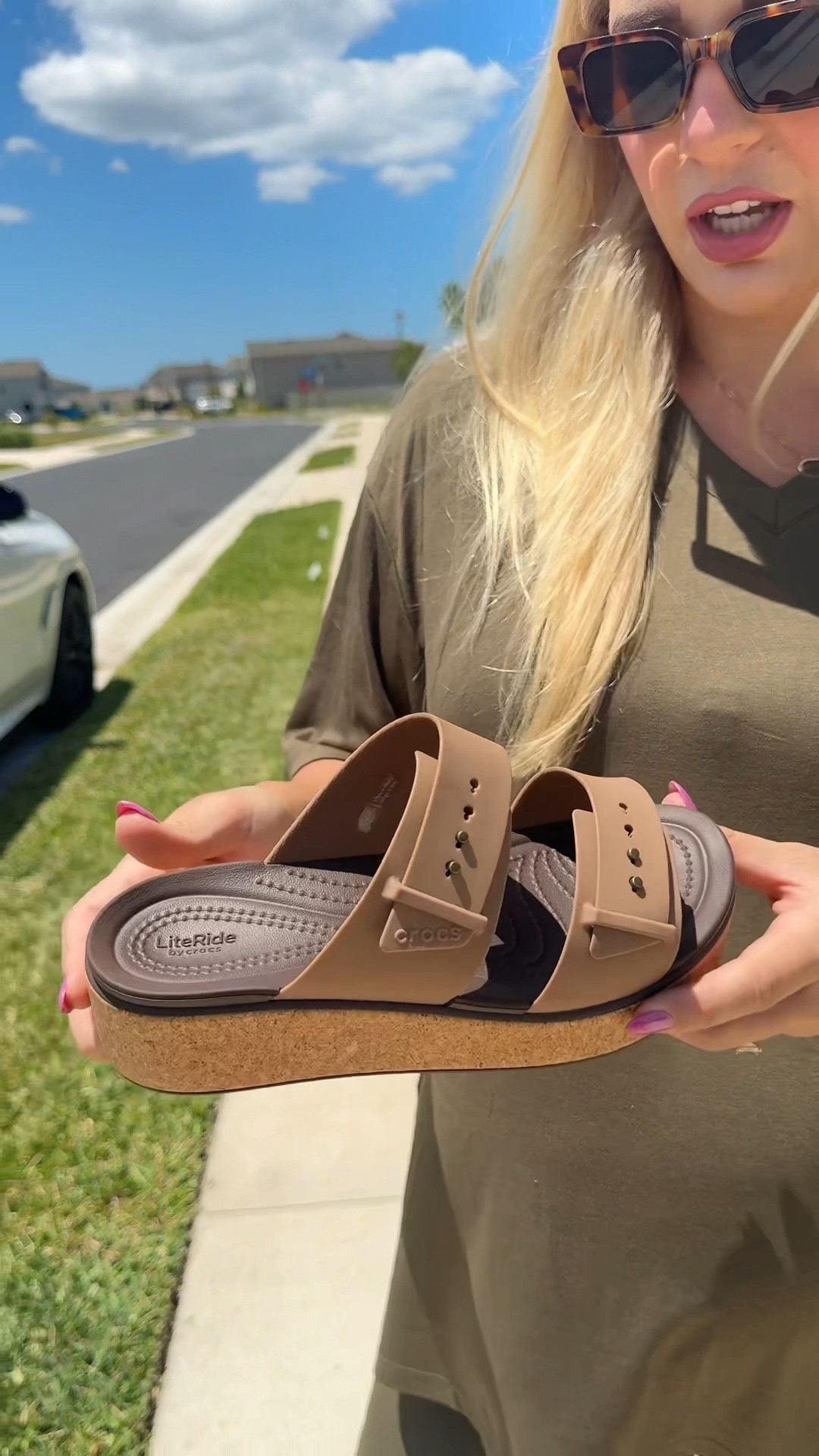 How perfect are these CROCS wedges for summer?! Finally a platform sandal that’s comfy 🤏🏼☀️

#crocs #crocswedges #platformsandals #summersandals #summershoes