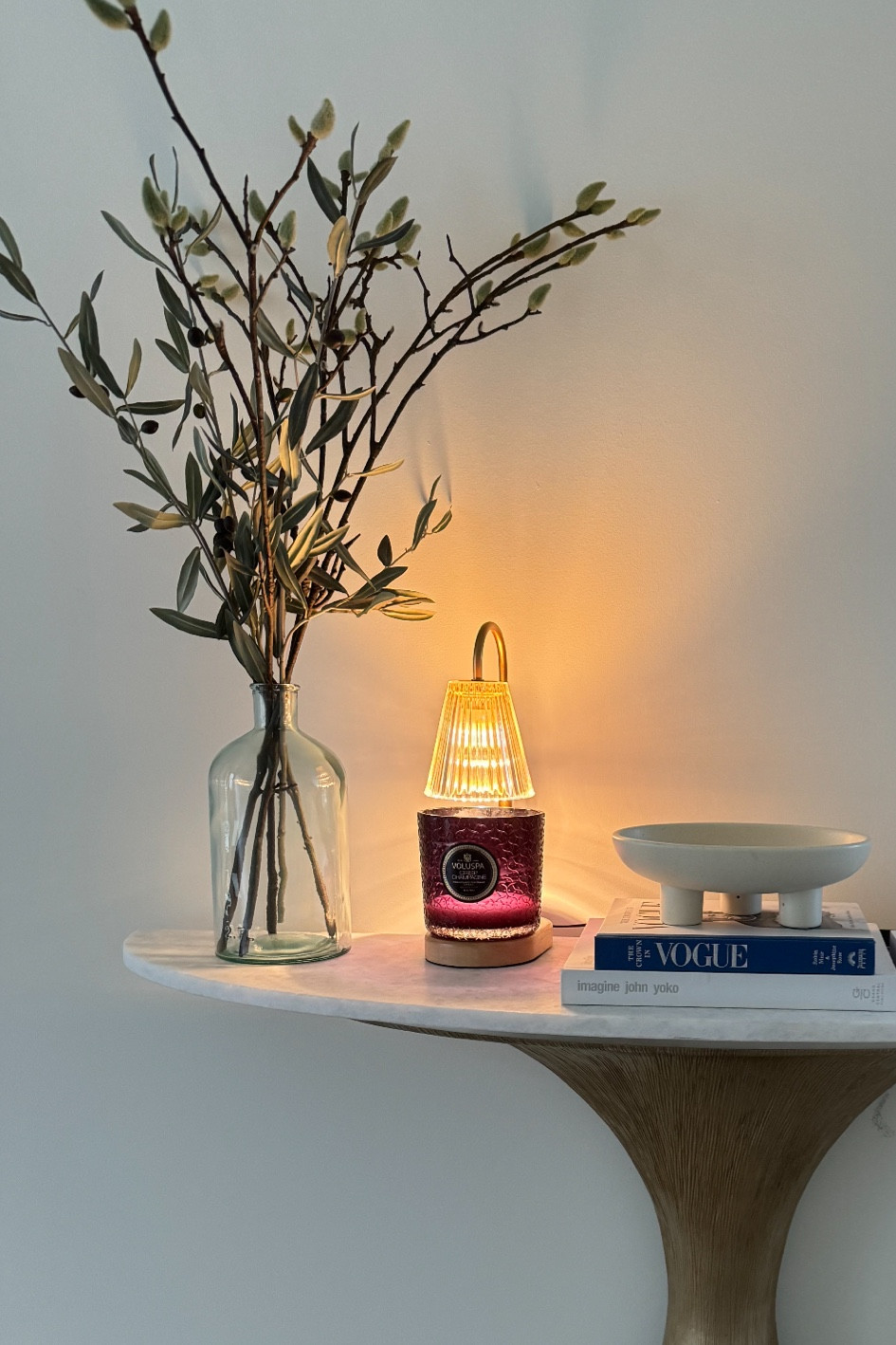 Entry way details! 

Decorative books 
Vase
Decorative bowls