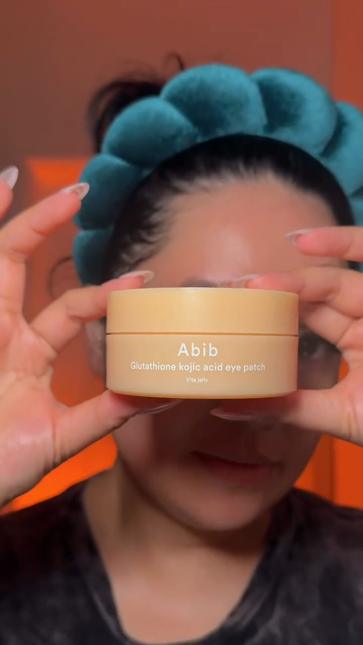 Brightening from the inside out. Abib’s Glutathione Kojic Acid Eye Patches combine two of the most targeted pigmentation fighters in skincare — and your undereyes will feel the difference. Part of my nightly ritual now. 🤍 @abib.global @4amgirls.official 

#koreanskincare #eyepatch #glutathione #kojicacid #undereyecare