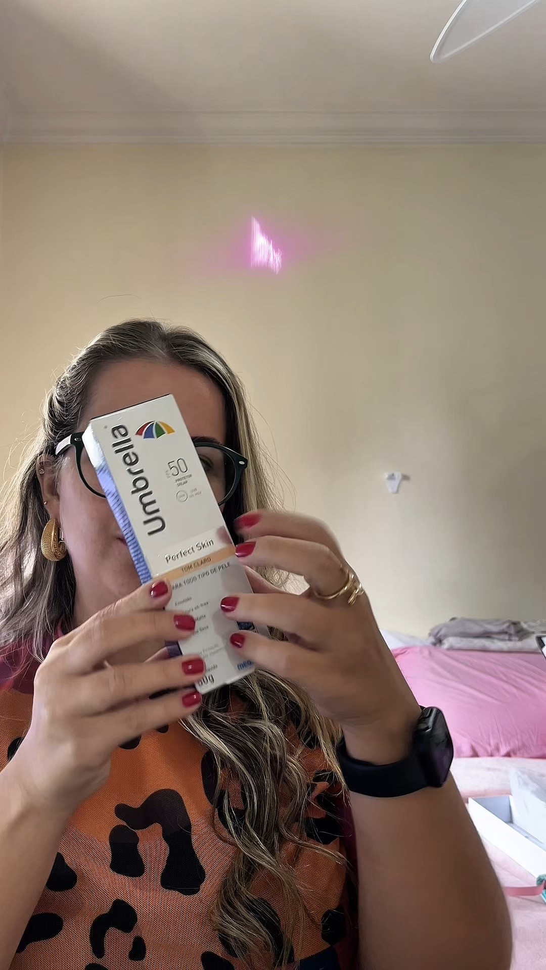 💎 Protetor com cobertura de BASE DIOR por R$75,00?!
Sim, meu amor… a pele blindada, ryca e sem falir VEM AÍ! 💸✨

Testei o protetor solar Umbrella, que promete a cobertura da base da Dior (choquei também 😱) e vim trazer meu review sincerão:

✨ Textura super fluida, fácil de espalhar e, se você curte o Isdin Fusion Water, ele é bem parecido nesse quesito!

🧴 Pra minha pele oleosa, funciona melhor agora no friozinho. No calor... já não segura tão bem, achei que derrete um pouco! 🫠

⚠️ Meus pontos negativos:
• Arde um pouquinho os olhos (mas qual não arde, né, Brasil? 😅)
• A fixação na pele oleosa em dias quentes não é das melhores.
• E o pior: só tem duas cores — claro e escuro! 😒
Alô, Umbrella! Bora trabalhar nisso porque o Brasil tem MILHÕES de tons, tá?! 🇧🇷💁🏻‍♀️

✨ No geral, gostei e vou seguir usando nos dias mais frescos!

👉 Me conta aqui nos comentários: você já usou, quer testar ou ficou na dúvida?

#PeleBlindada #AchadinhosDeBeleza #ProtetorSolar #Umbrella #DicasDeBeleza #DicasDePele #SkincareBrasil #PelePerfeita #AchadinhosDeInternet #ProtetorComCor #BelezaAcessível #DicasReais #PeleRyca 

#LTKbeleza #LTKbrasil