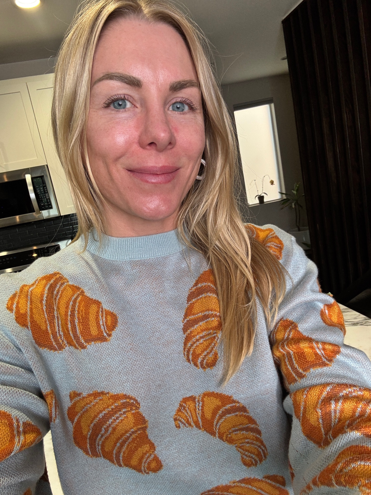 Here’s the scoop on the real croissant sweater vs Amazon dupe. I have the real one and the quality is unmatched, but if you want a dupe, there’s one on Amazon. Both are tagged. 