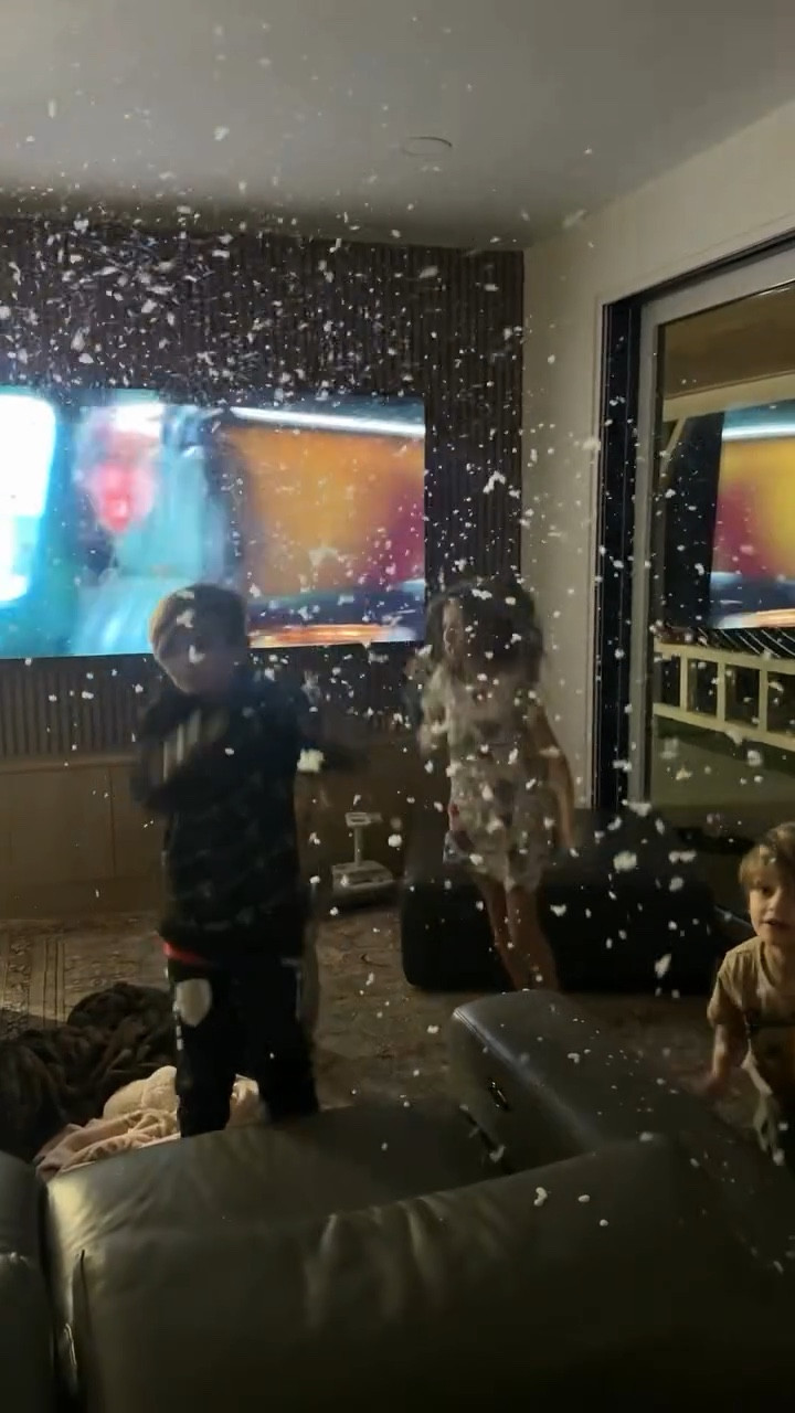 They prefer @endri_laska_ movie nights over mine 😄

#bestdad #dadanddaughter #dadandson #dadlife #homealone #childhood #makingmemories #letitsnow

#LTKHoliday #LTKParties #LTKKids