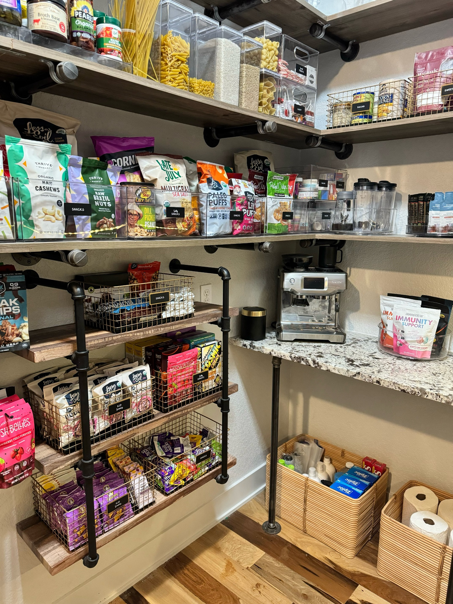 This pantry turned out STUNNING for this busy, on-the-go, family of 4!

Everything is easily accessible (even the kiddos snacks) 😍 