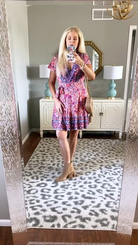 This pretty little floral wrap dress from Amazon is perfect to transition into fall with!
#floraldress #wrapdress 