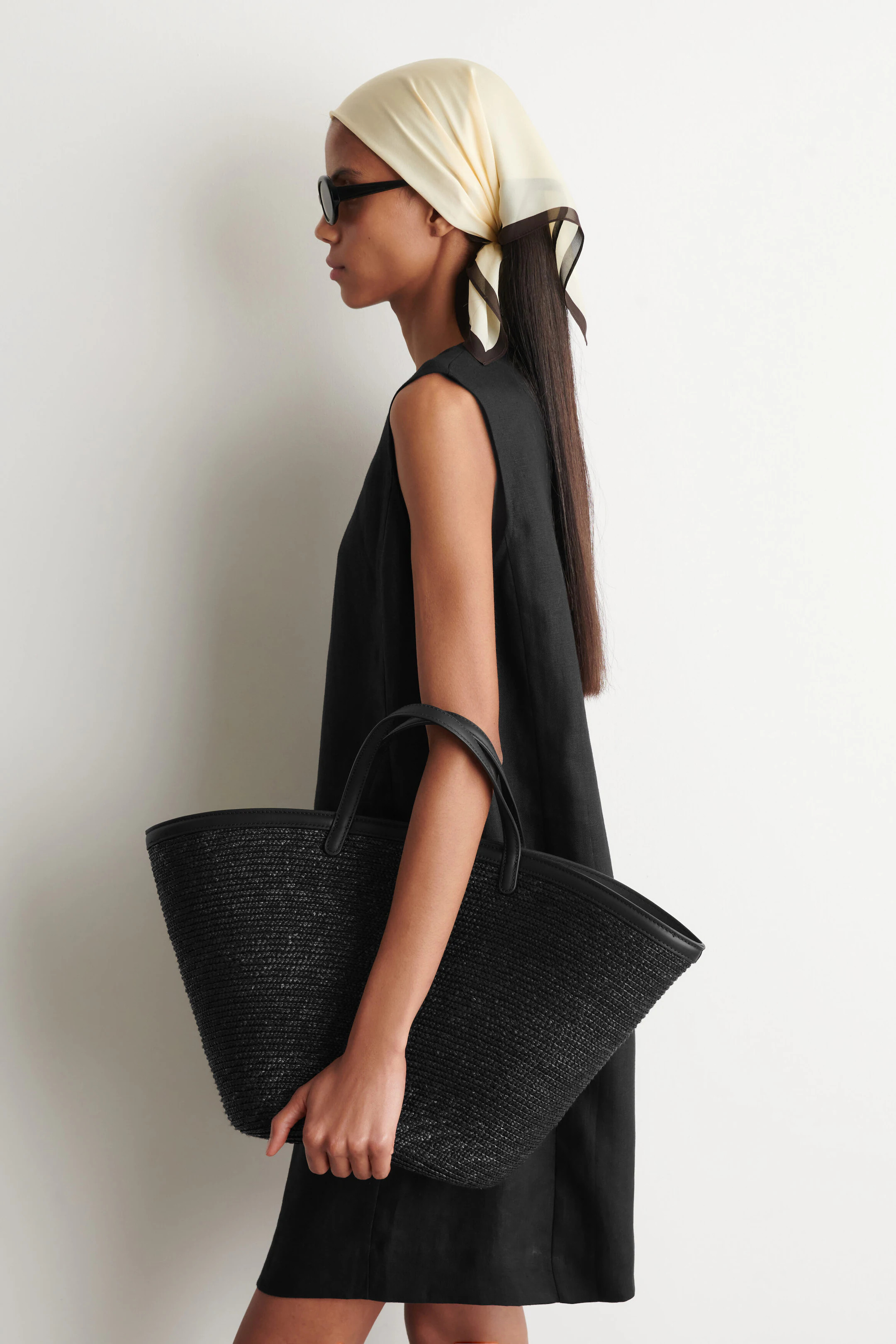 SALTWATER TOTE BAG - STRAW - BLACK | COS CA | COS (EU)