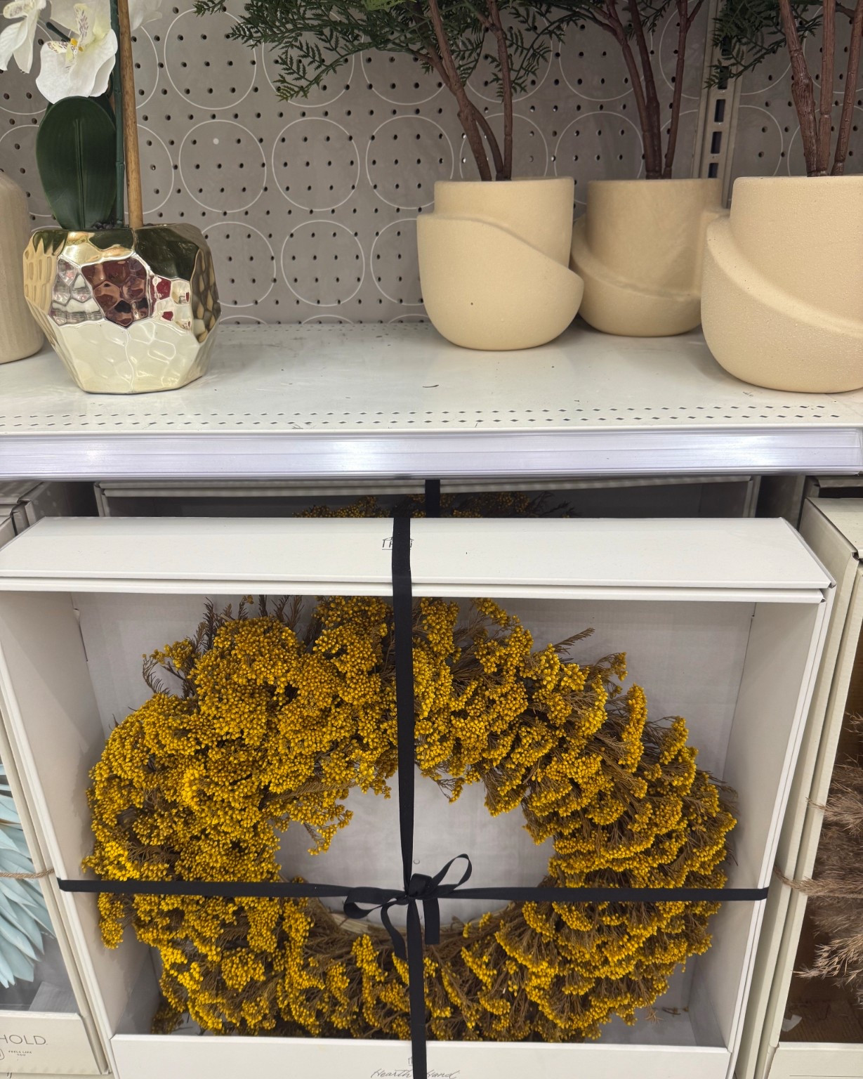 Welcome autumn with these stunning preserved wreaths 🍂 The golden yarrow brings a warm, vibrant touch, while the pampas adds soft, airy elegance—both perfect for creating a cozy, seasonal vibe at your doorstep or inside your home! 🍁 

 #LTKSeasonal #LTKHome #LTKautumn