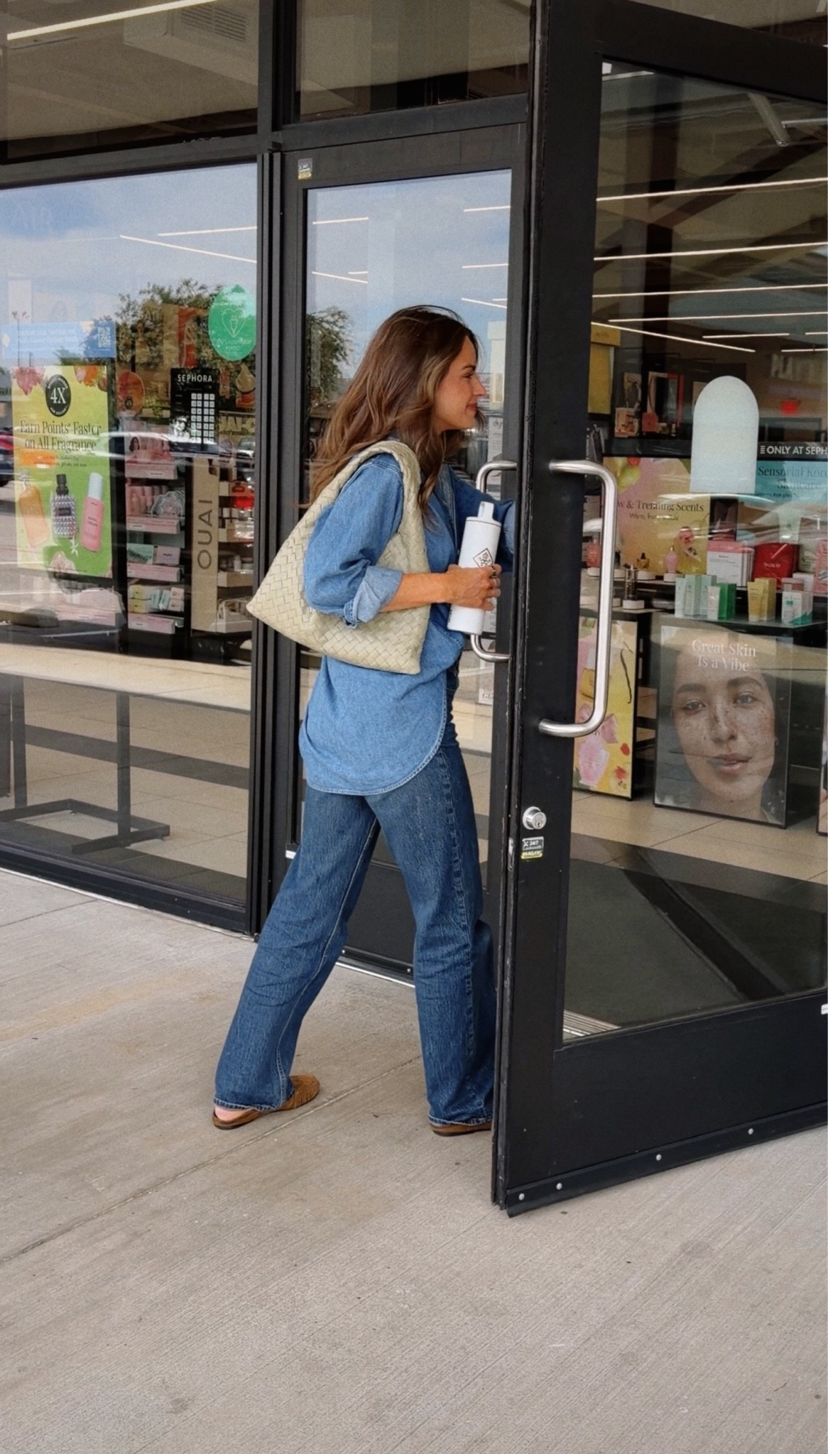 Denim on denim 👏🏼
size S in the best denim shirt of all time (fits oversized) & jeans fit TtS (25R)
Code: LAURENR20 saves you site wide on my shoes!