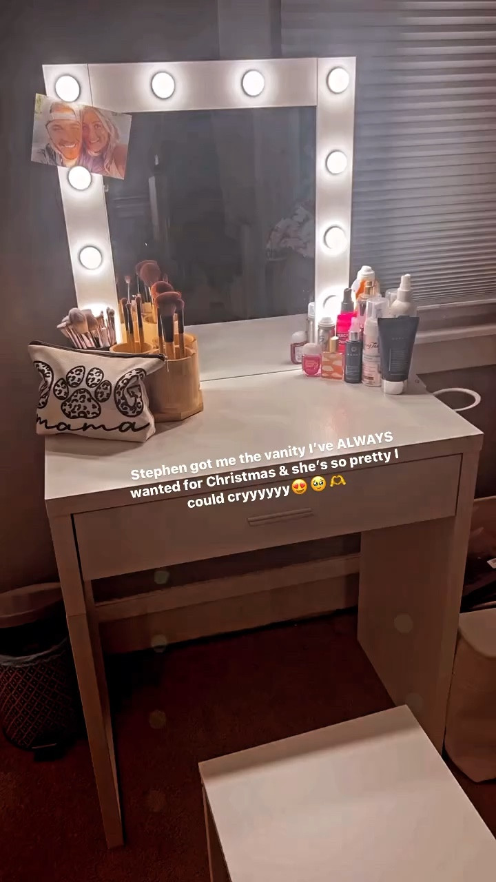 The most beautiful vanity I’ve ever owned 🥺💄🪞

Makeup vanity 
Light up vanity 
Home decor
Bedroom decor 
Vanity 
Furniture 

#LTKbeauty #LTKGiftGuide #LTKMostLoved