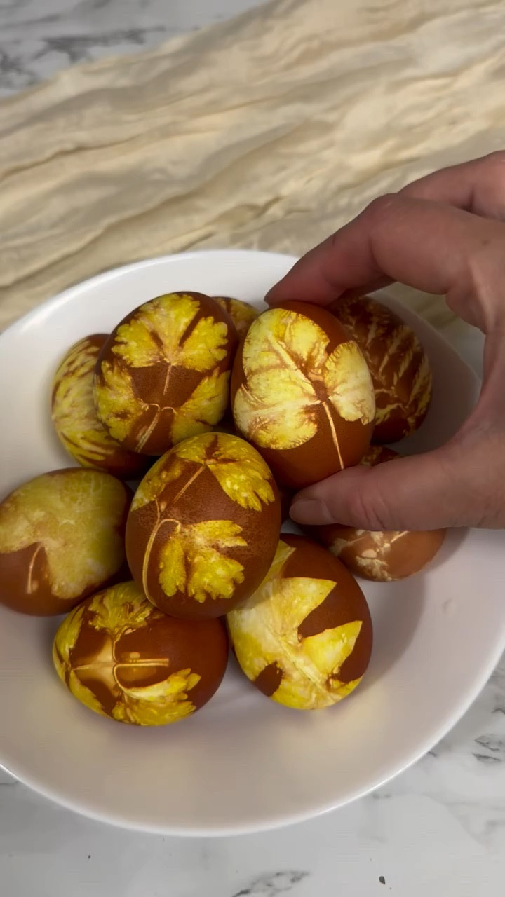 The simplest way to create beautiful Easter eggs 🥚✨
Onion skins + a fresh leaf = natural patterns that look like art 🌿
No special tools — just a cozy little tradition at home

Save this idea for Easter 🐣

#eastereggs #easterdecor #springdiy #naturaldye #cozyhome

#LTKHome #LTKU #LTKSeasonal