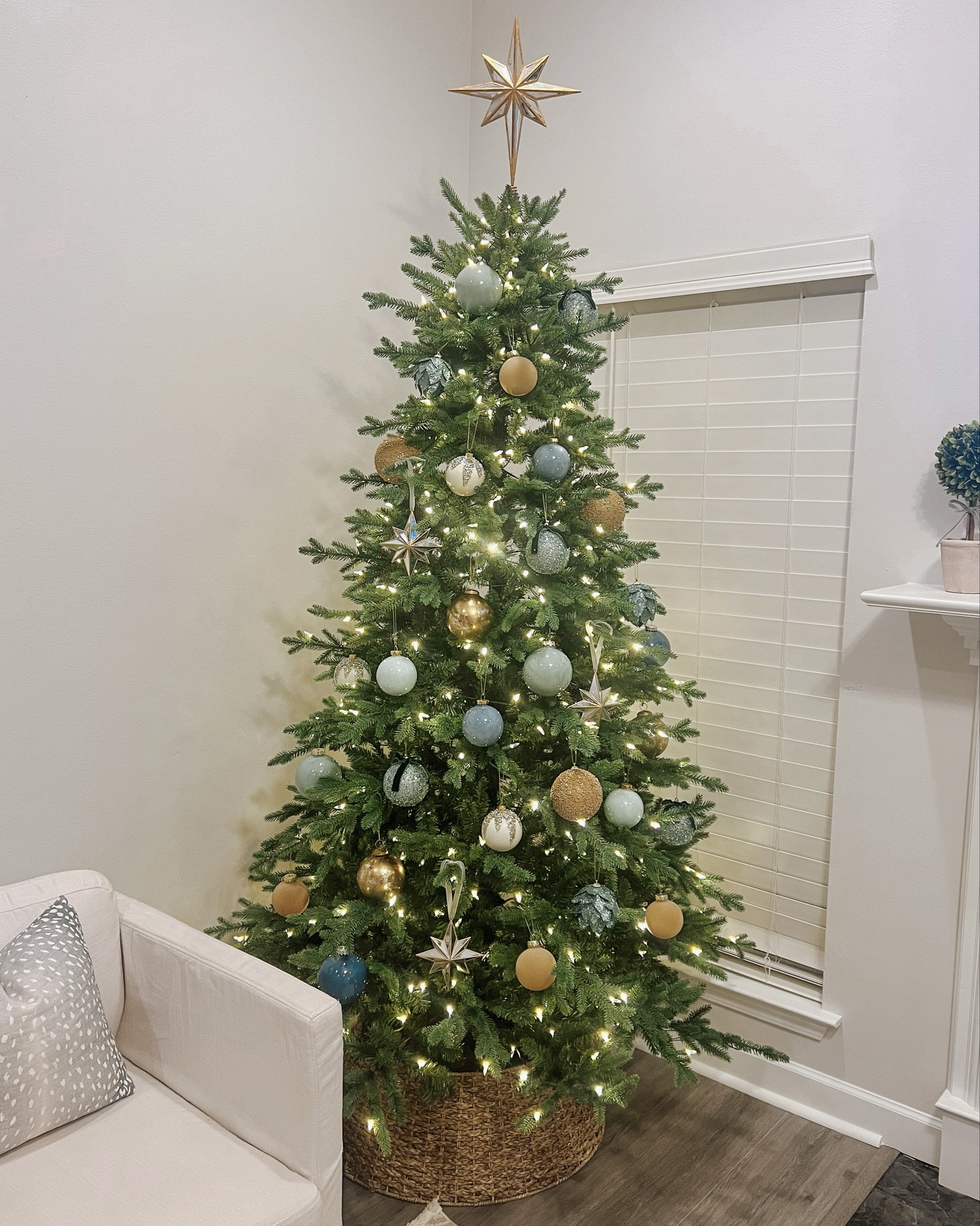 Love my new tree from At Home! So pretty and has 8 different light settings🤩

Home Decor, Christmas Tree, Ornaments, Grandmillennial, Christmas Decor

#LTKHoliday #LTKHome #LTKSeasonal
