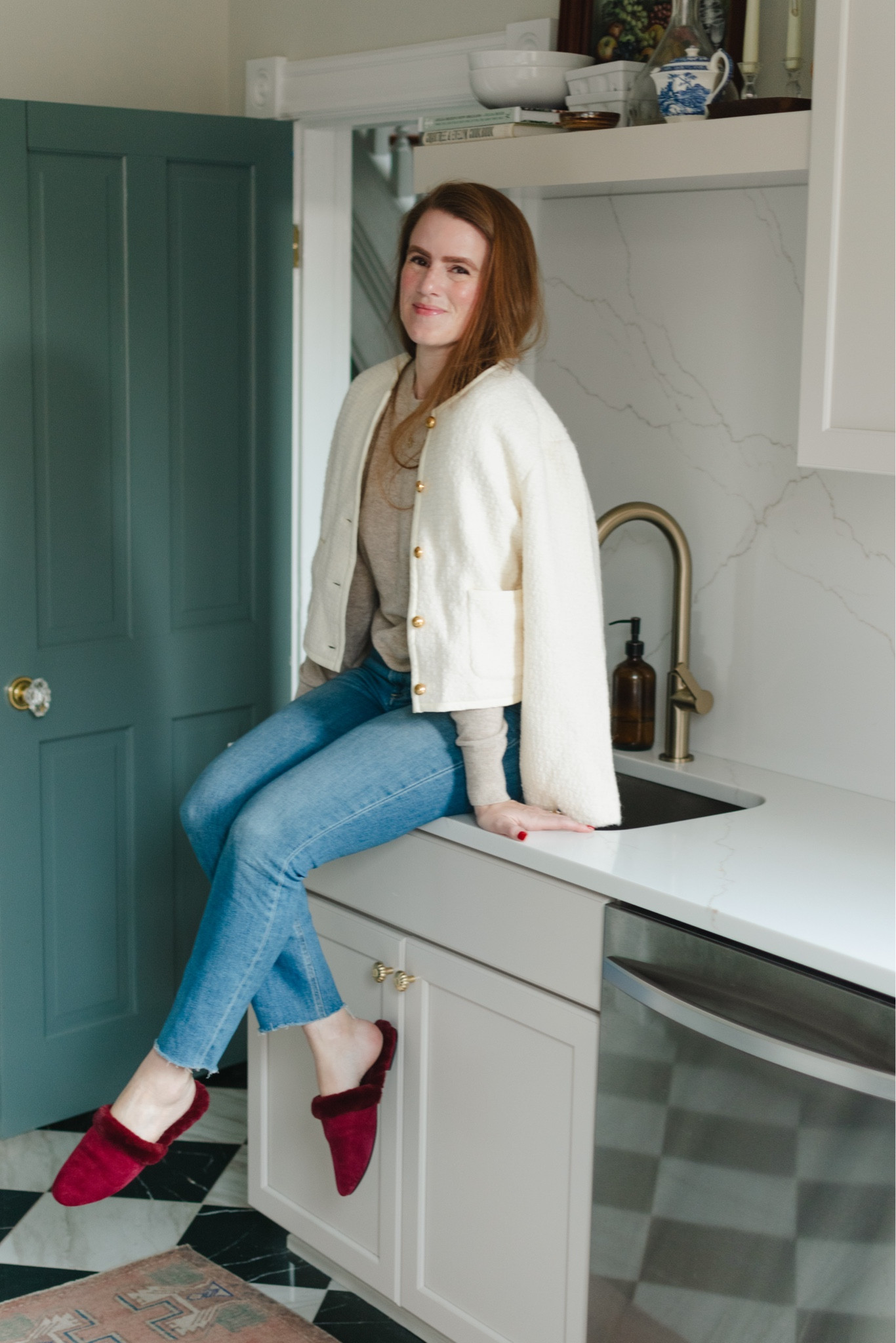 Going for ~cozy~ Christmas 

…and that means I actually paired my cashmere @fewmoda sweater with jeans instead of joggers for a festive evening at home 🤶🏻






#classicstyle #timelessstyle #timelessdesign #dcblogger 

#LTKHoliday #LTKSeasonal #LTKFindsUnder100