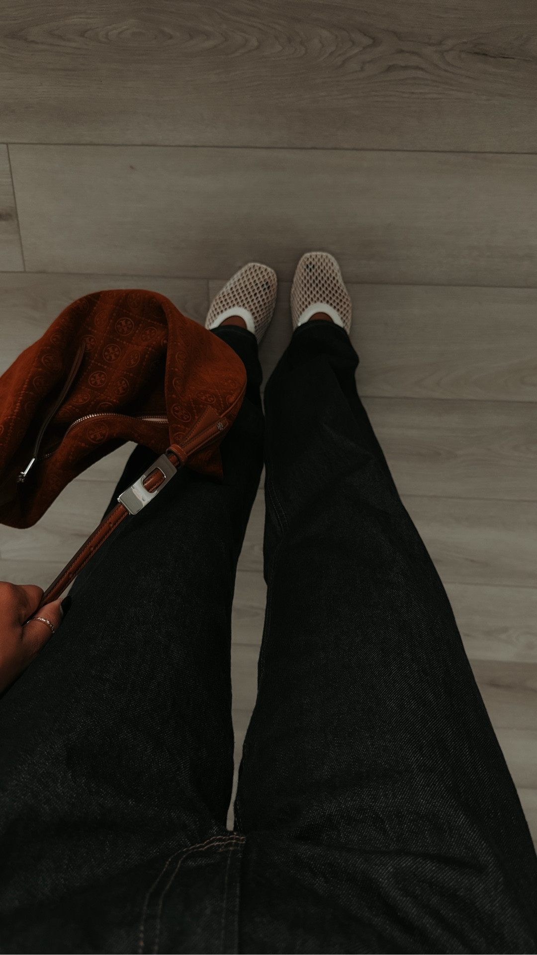 Day 5 of 5 Days of Fall Outfits 🤍🍂 Ending on a cozy note: wide-leg denim, a chunky cream knit, and a rich cognac suede bag. Effortless, timeless, and made for autumn days. 


#LTKItBag #LTKStyleTip #LTKSeasonal