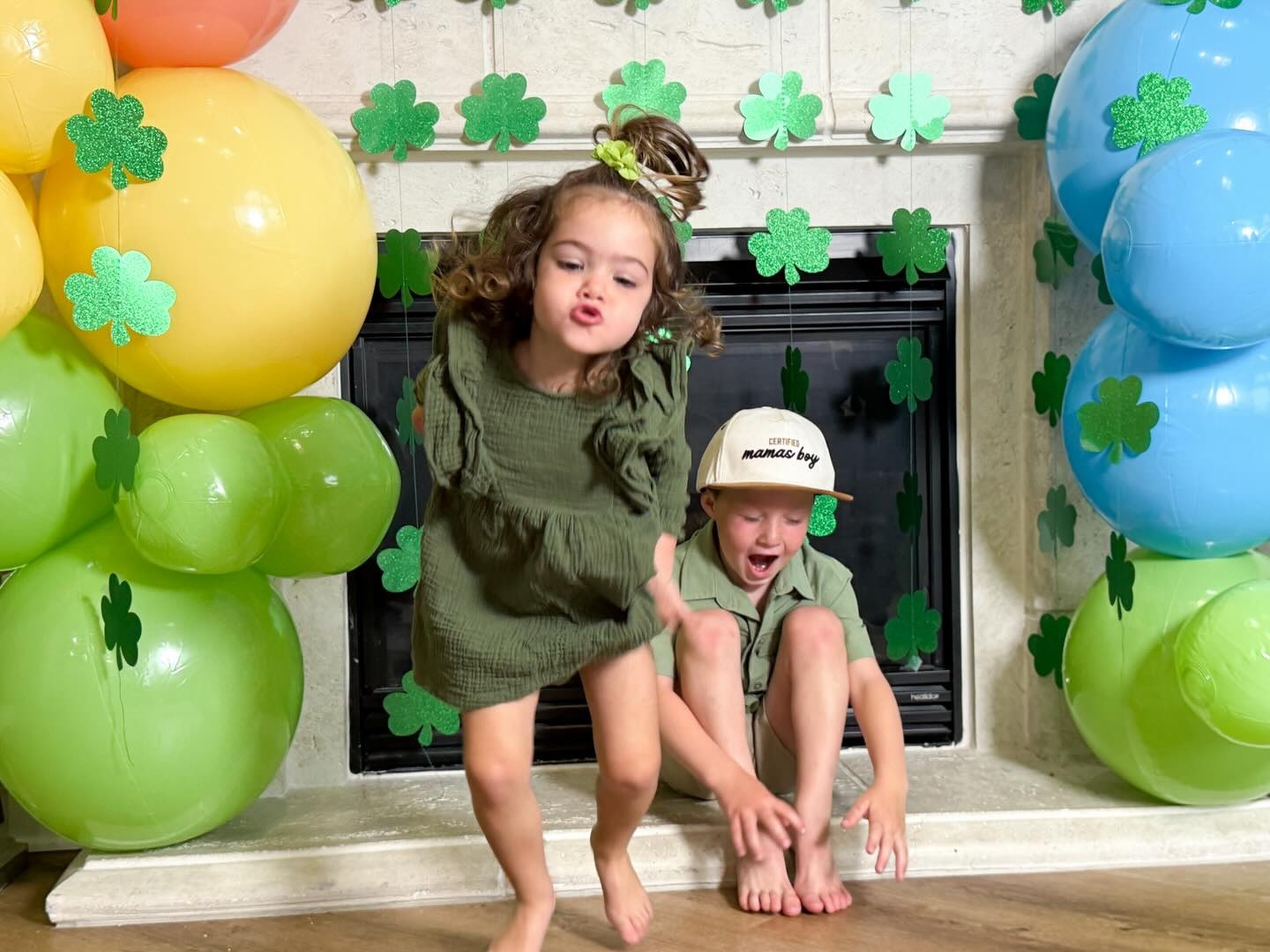 Happy St Patrick’s day!!!! 

Decided last minute to do a quick little photoshoot of the kids and the @partyaire reusable balloons were the PERFECT addition!! I can’t wait to do an Easter set up with these and show y’all how easy they are to use!! STAY TUNED! #stpaddysday #photoshoot #balloons #balloon #staytuned