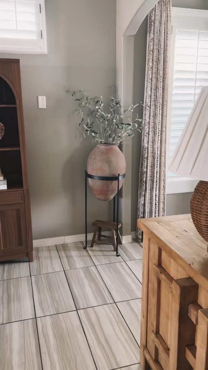 A fresh new look just by moving around some furniture and decor is my favorite way to decorate. It’s easy and cost effective. You don’t need to spend money just to change a space. I always use what I have on hand and move pieces from room to room every so often. Our home is small so sometimes I have to get creative and pieces that provide storage are a must! Here are a few views daytime vs night

#homedecor #neutralhome #homeinspo #homeinterior #homedecorating