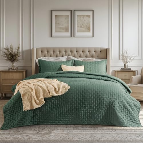 Bedsure King Quilt - Ultra Soft Quilt Bedding for Green Bedroom Decor, Lightweight All-Season King Size Comforter, Dark Green Bedspread Coverlet 106x96 Inch | Amazon (US)