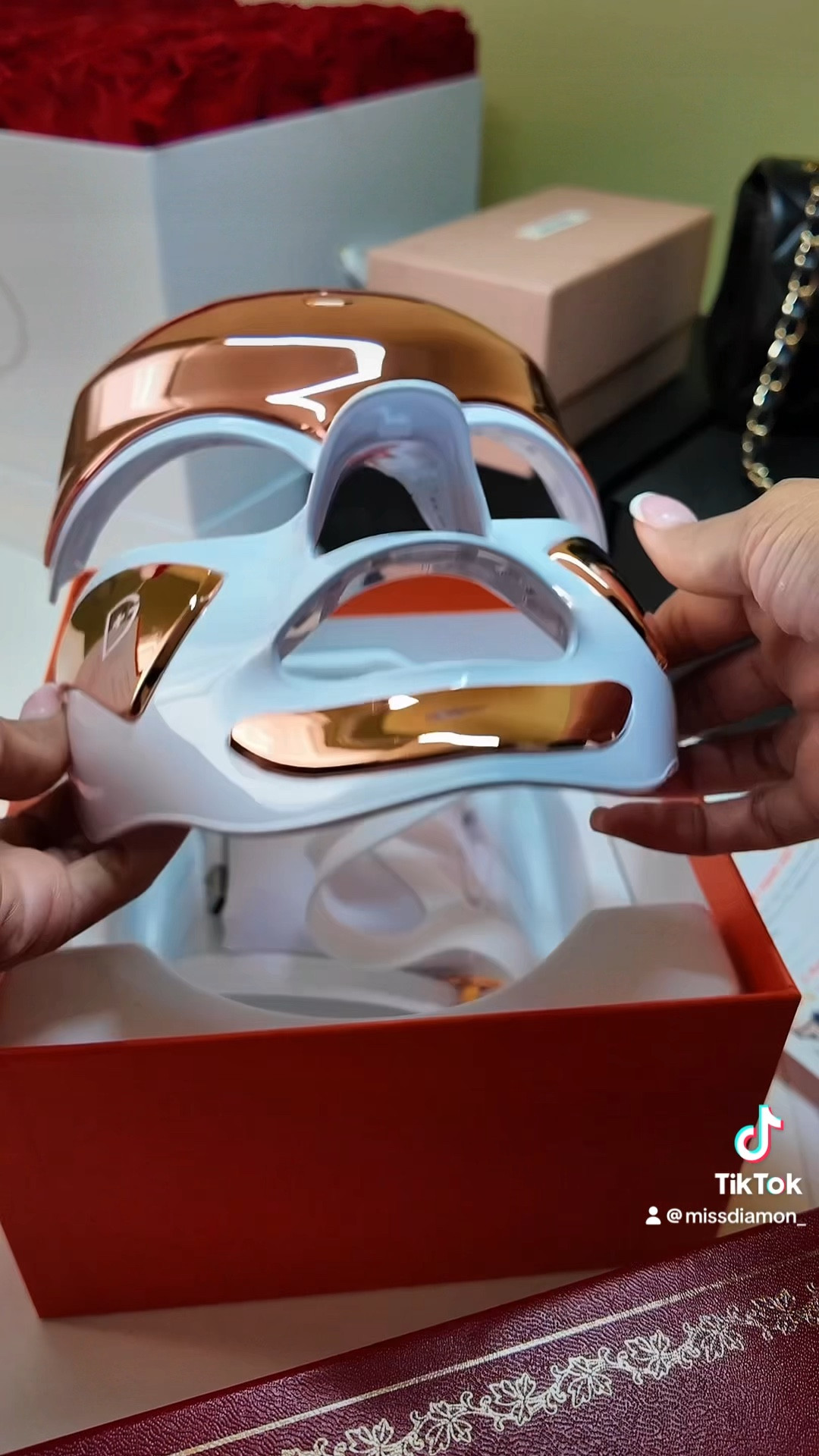 This LED mask has been on my wishlist for sooooo long and I finally grabbed her 🥰