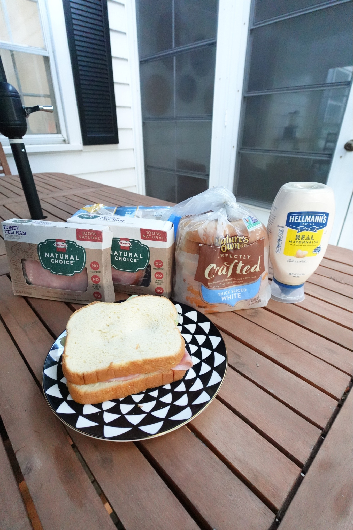 #ad With summer camp wrapping up and school starting up in just a few more weeks, the kiddos and I have created a pretty smooth routine for lunches around here. A routine I’m which Ken is definitely taking the lead, by preparing her own sandwiches using some of her favorite ingredients from @target like @hormelnaturalchoice @naturesownbread and @hellmannsmayonnaise

Parents, do your kids prepare their own lunches? #Target #TargetPartner #AD #jointheclub #BTSsammies #stackuptheflavor

