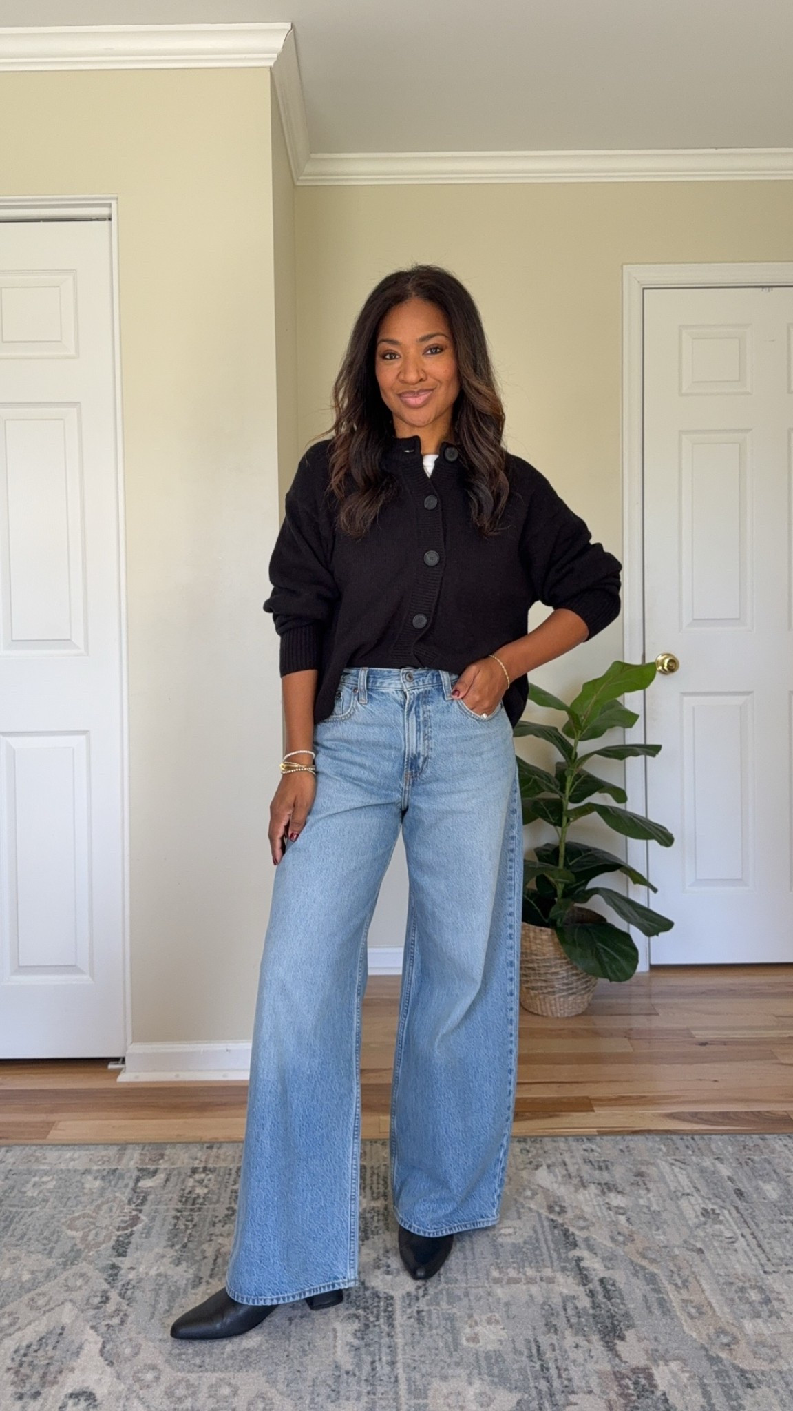 Wearing a small in the cardigan. Size 27 regular in the jeans. ￼

#LTKootd #LTKgrwm #LTKOver40