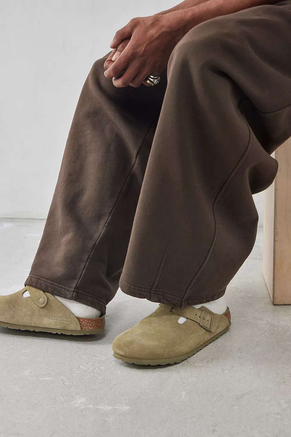 Birkenstock Faded Khaki Suede Boston Clogs | Urban Outfitters (EU)