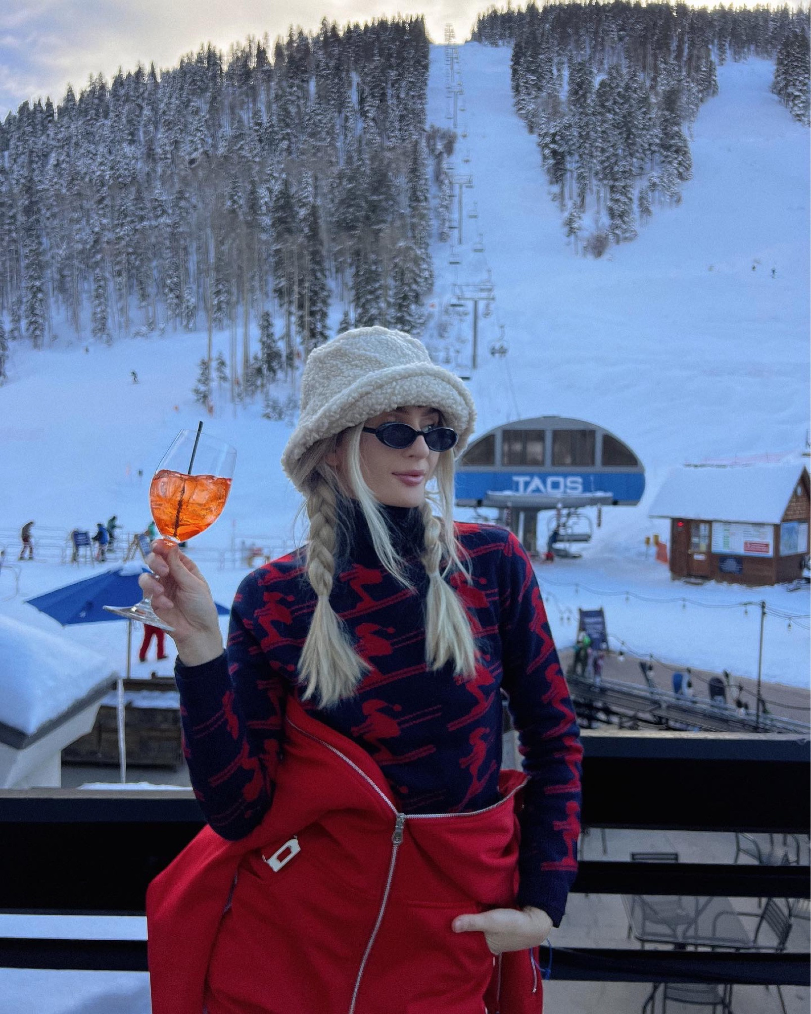 apres ski outfit 🥂🍻

#LTKSeasonal #LTKActive #LTKStyleTip