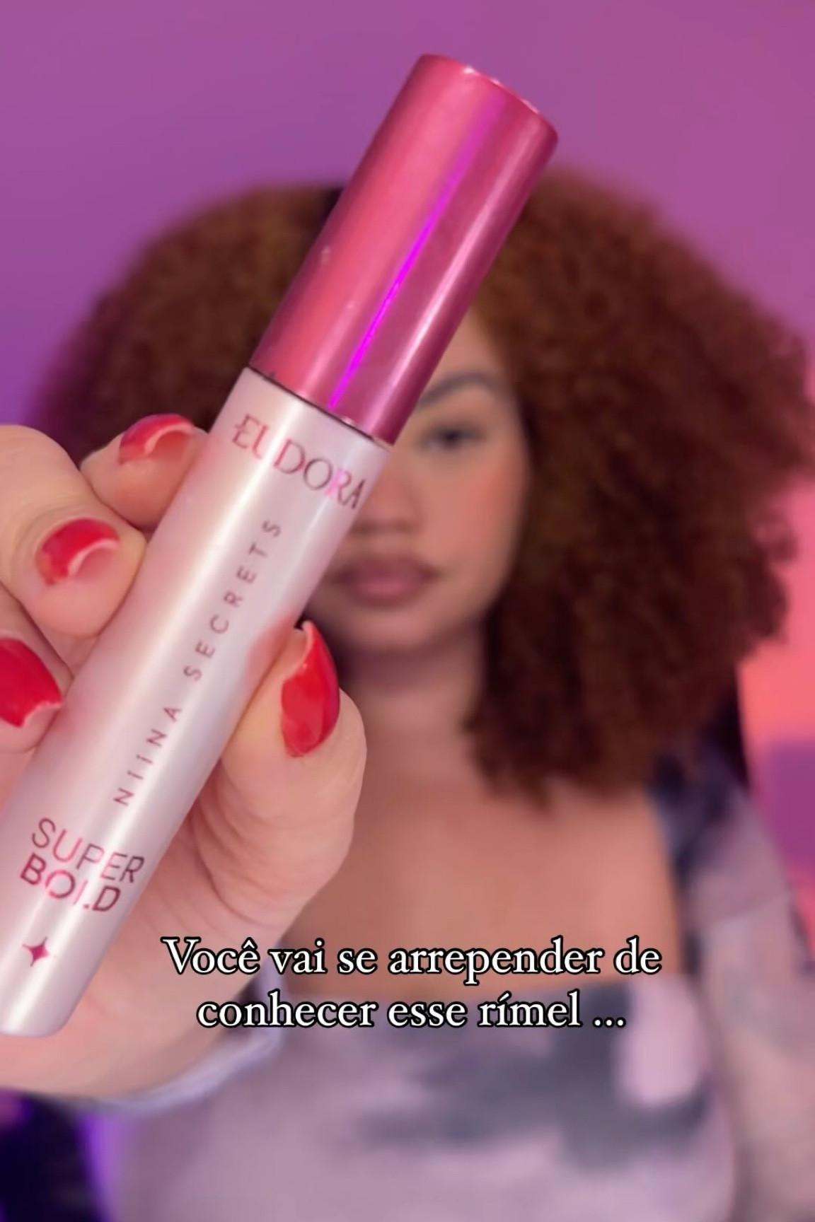 Simplesmente a melhor máscara de cílios que eu conheci nesses últimos meses. Esse lançamento de @niinasecrets está IMPERDÍVEL 

Com apenas uma passada, você já vai ver um efeito de alongamento de volume, tudo, né? 

💜💫💫