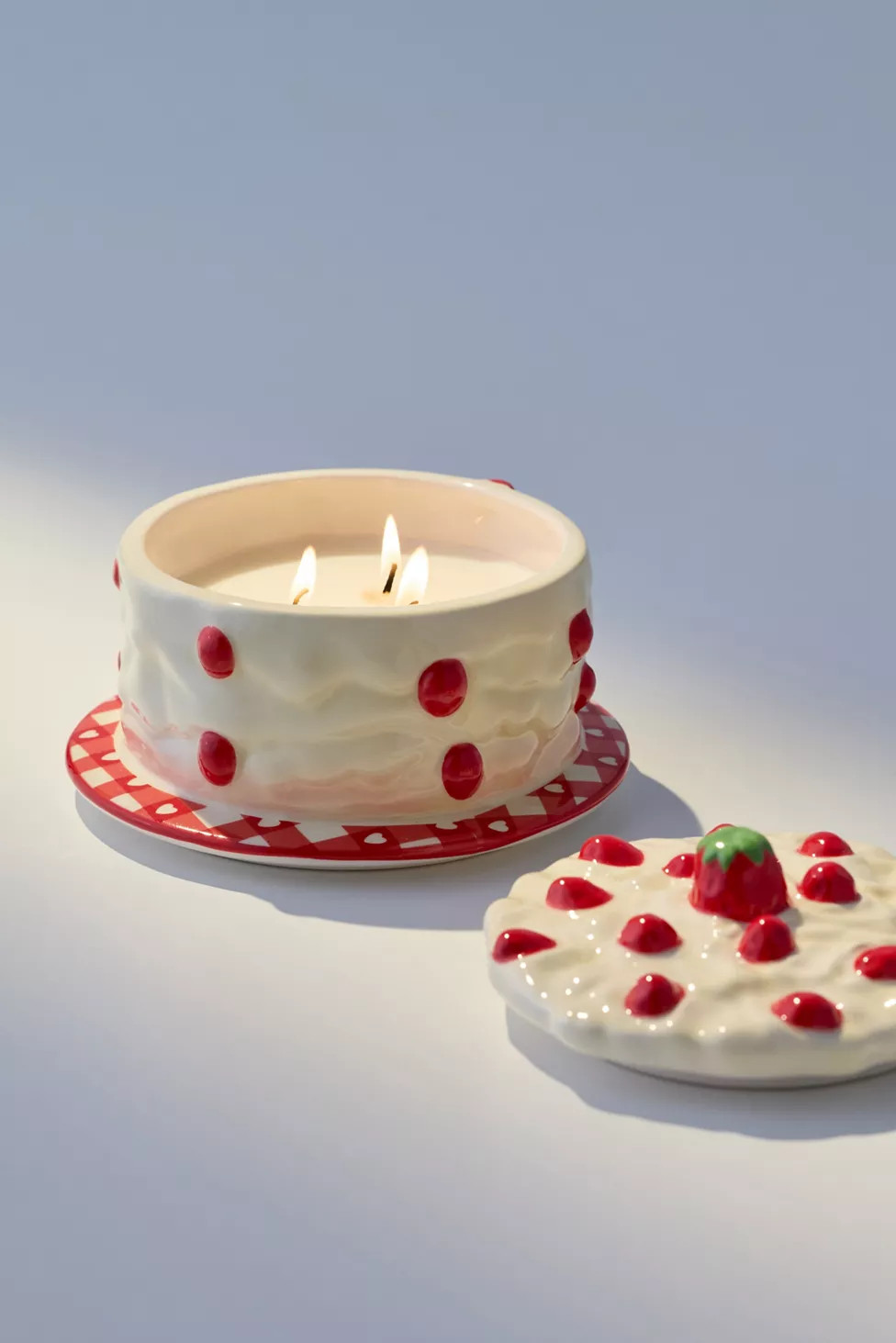 Strawberry Shortcake 10 oz Candle | Urban Outfitters (US and RoW)