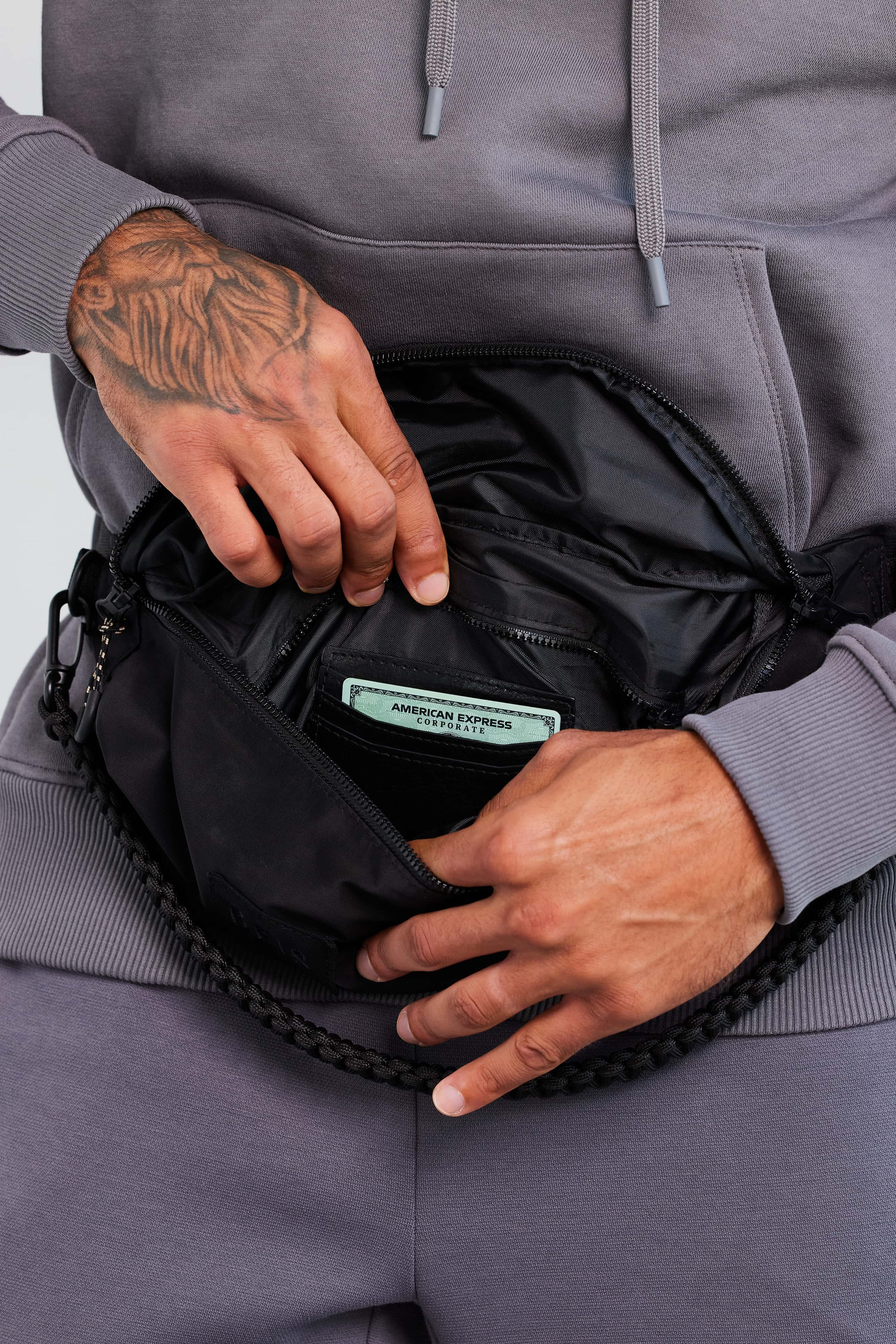BÉIS 'The Sport Pack' in Black - Black Travel Fanny Pack | BEIS