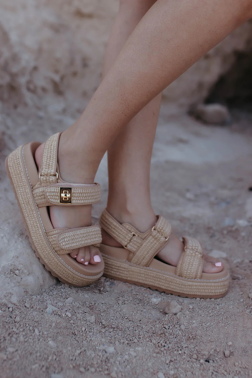 THE BIGMONA SANDALS IN NATURAL RAFFIA BY STEVE MADDEN | Pink Desert