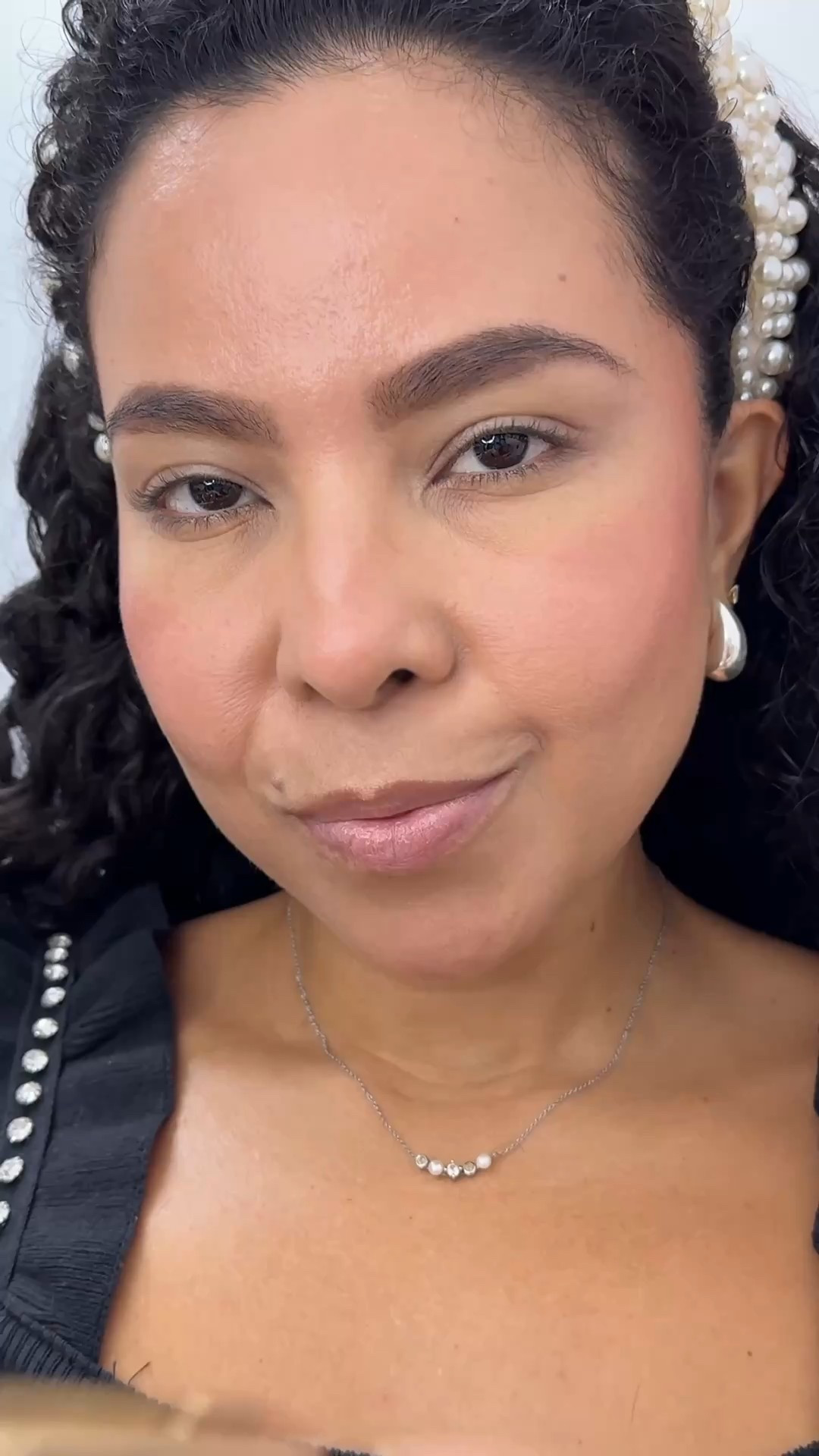 Uma verdadeira joia de Yves Saint Laurent: a Couture Mini Clutch. 

Mais que uma paleta, é um ícone de luxo e sofisticação, inspirada nas mini bags que conquistaram as redes sociais. Agora, imagine transformar seu olhar com um toque de alta performance e pigmentação intensa. 

O resultado? Um olho marcante, clean e com conforto por 24h. Com ingredientes como o óleo de grãos de café e figo de cacto, essa paleta não é apenas maquiagem, é uma experiência sensorial. 

#yslbeauty #CoutureMiniClutch #BelezaDeLuxo #ysl #beleza #make #makeuptutorial