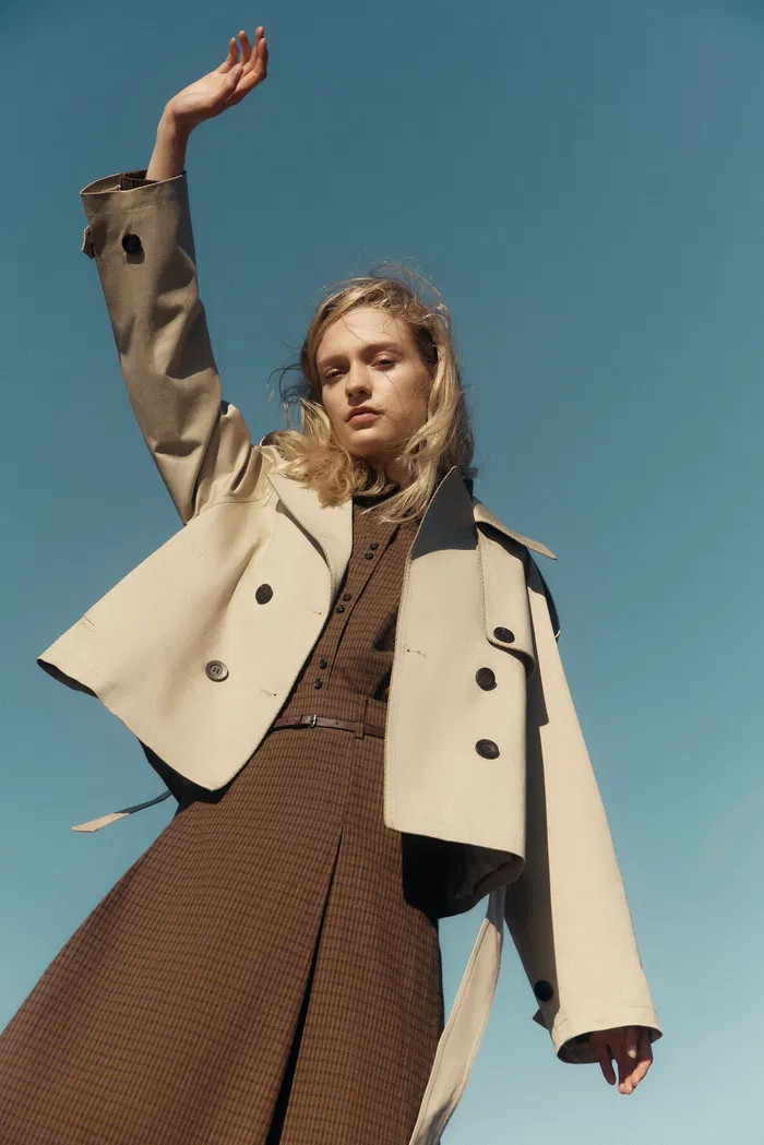 Beatrice Wind and Wrinkle Resistant Short Trench Coat in Cotton Stretc | Fabrique