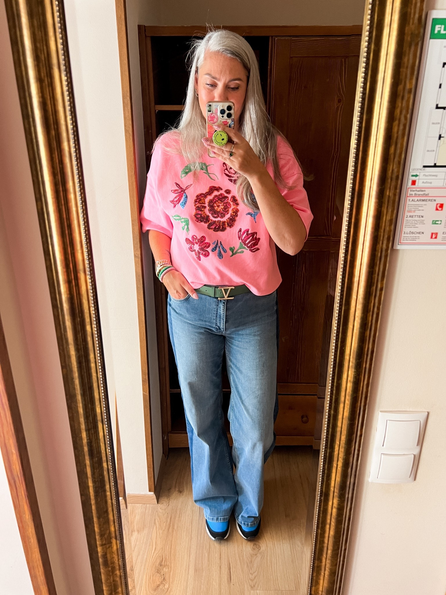 OOTD - Donderdag. Roze truitje met korte mouwen en pailletten (Norah, maat 40), jeans met donkere streep aan de zijkant (Miss Etam Lang, maat 40) en retro Puma sneakers. 



#LTKtravel #LTKnederlands #LTKeurope