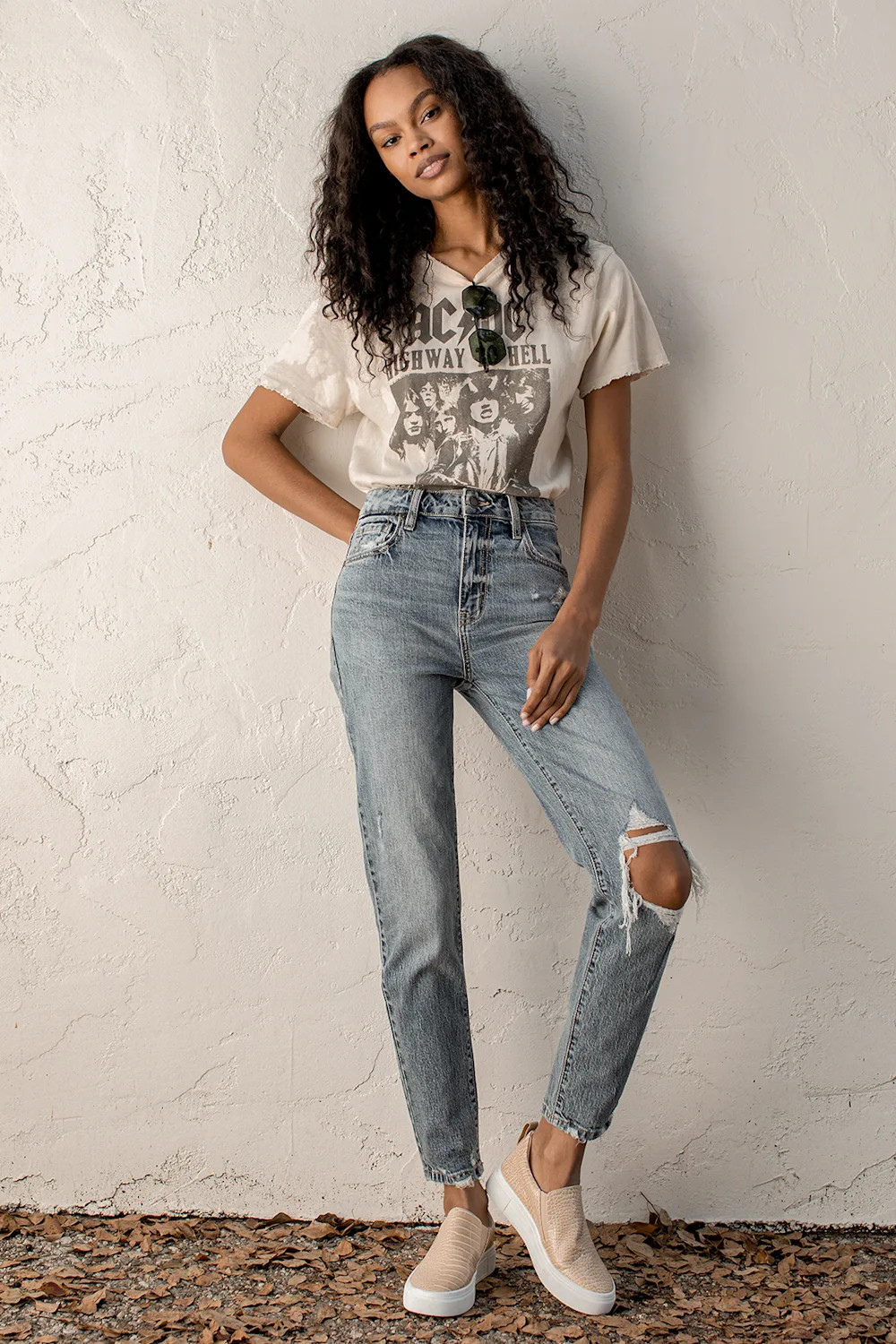 Tobi Medium Wash High-Waisted Distressed Mom Jeans | Lulus (US)