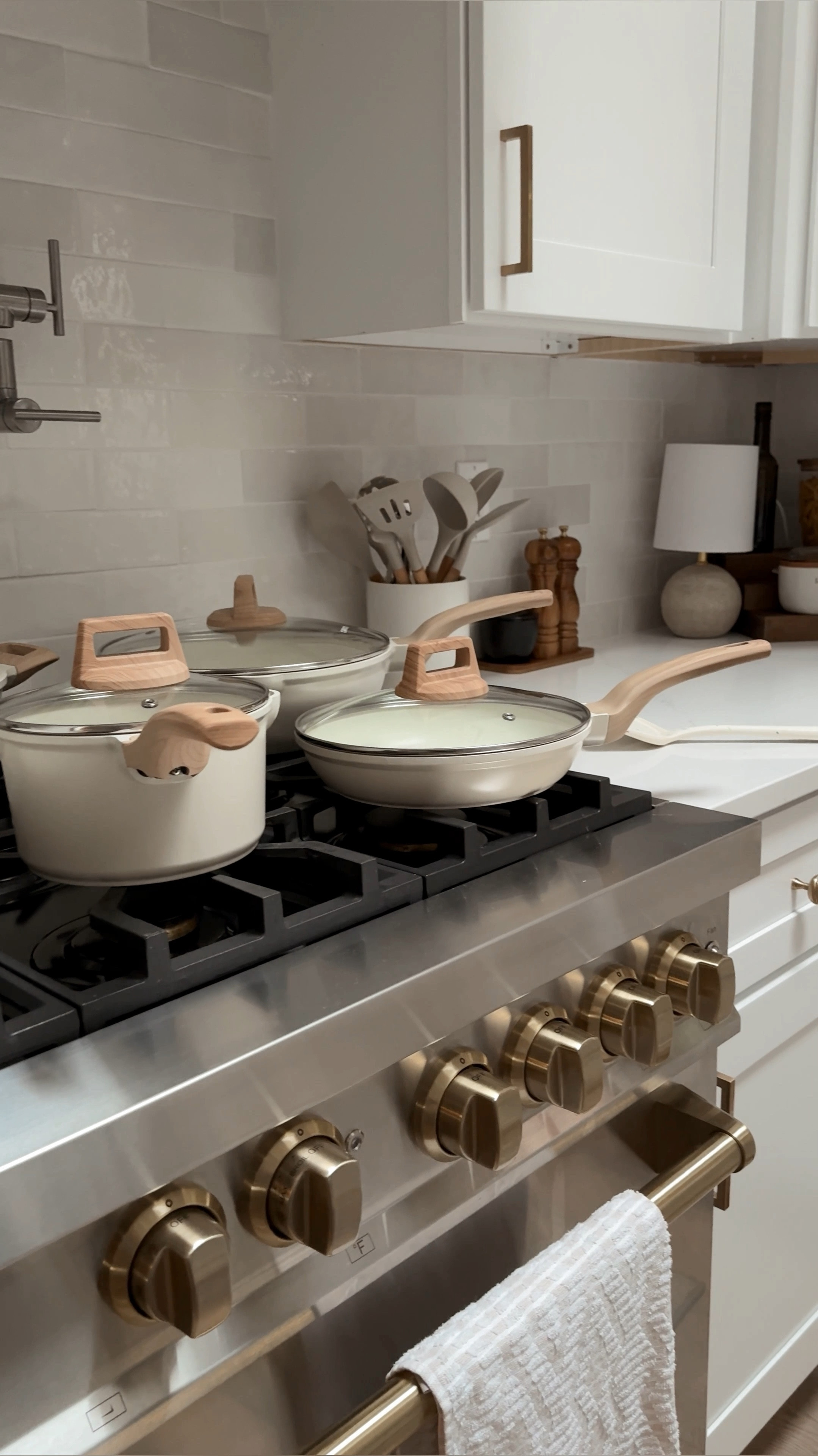 I found the most gorgeous neutral pots and pans on Amazon! They’re non stick and come in a set of 10 with utensils! Kitchen essentials, pots & pans, cookware, come stay awhile, Amanda Vernaci. 