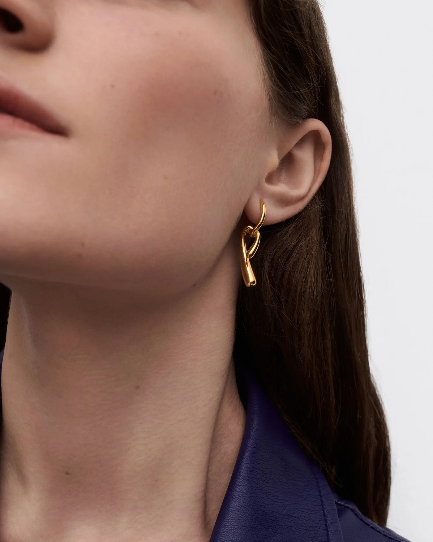 Asymmetric hoop earrings with fluid knotted pendants | Twist hoops | PDPAOLA | PDPAOLA ES