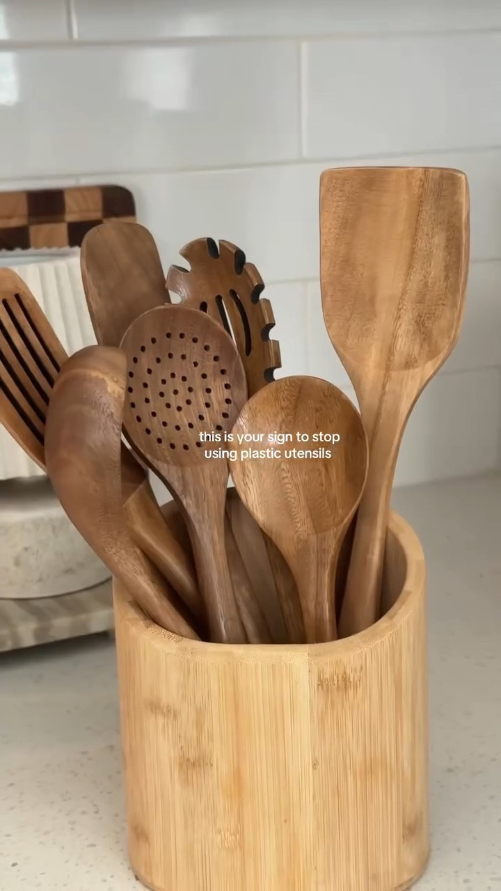 Finally ditched plastic utensils for wood 🤎🥹 comment “shop” and I’ll send you the 🔗💌

#kitchenupgrade  #woodkitchen  #nontoxichome #amazonhome  #homefinds