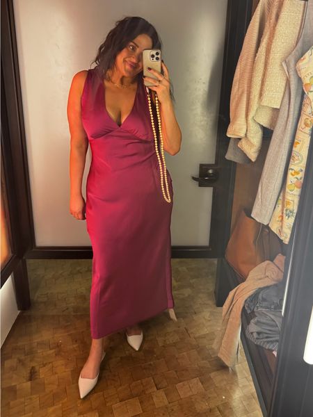 Really cute event-friend wedding guest or other event dress. I’m in a large. Comes in multiple colors, runs a little  large, but wouldn’t size down. The back is so cute! You can use an adapter to make your bra lower on back. 