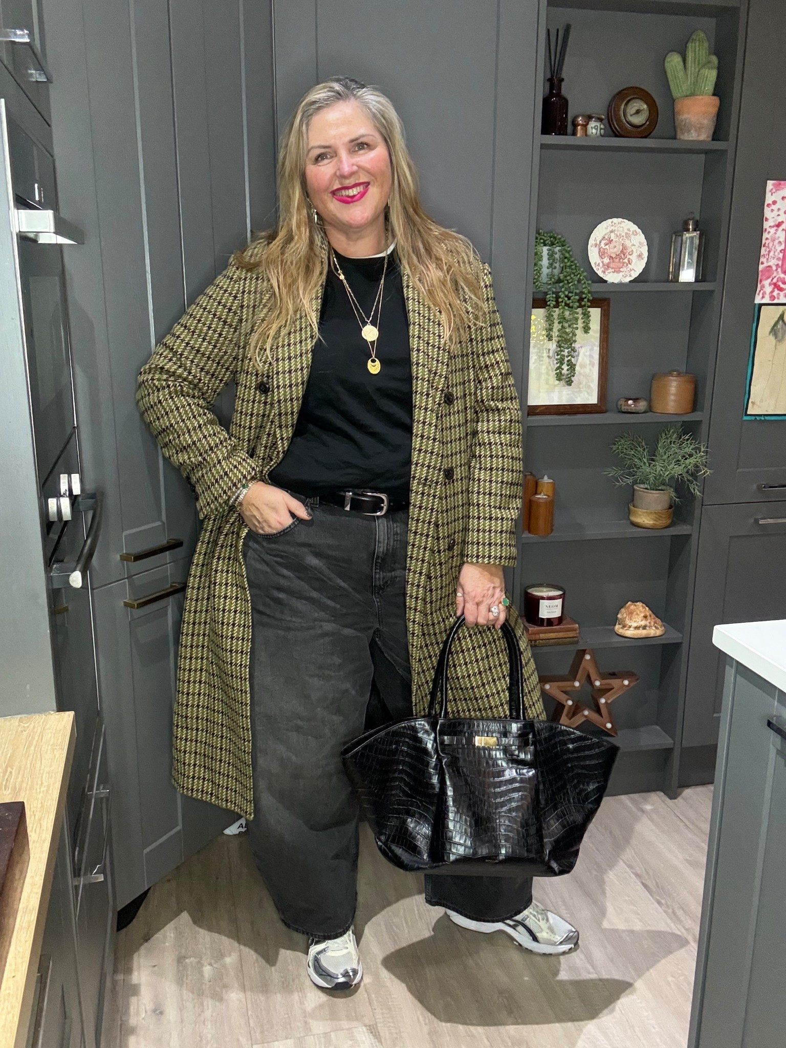 Check coat, black jumper, black barrel jeans, white tshirt, black tote bag, trainers 

#LTKspring #LTKplussize #LTKjeans