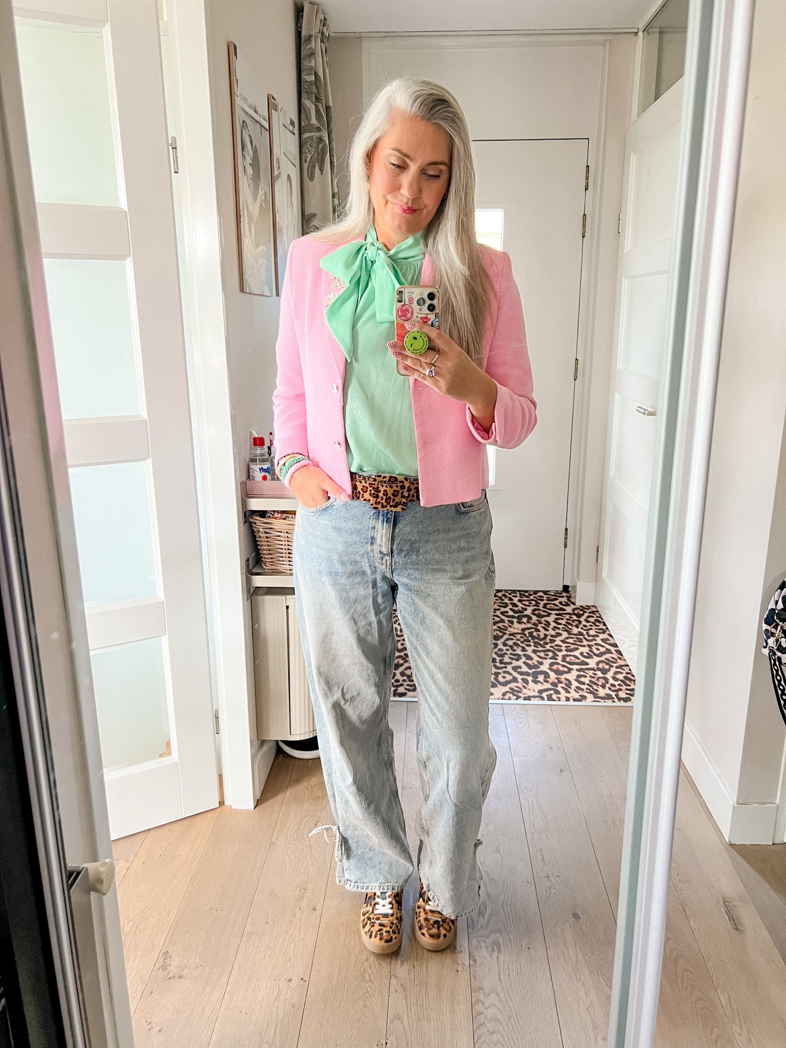 OOTD - Vrijdag. Een mintgroene blouse met strikkraag (Shoeby, vorig jaar), een korte roze blazer (Norah, vorig jaar), baggy jeans met strikdetail (Shoeby), Leopard riem en sneakers. 



#LTKnederlands #LTKeurope #LTKstyletip